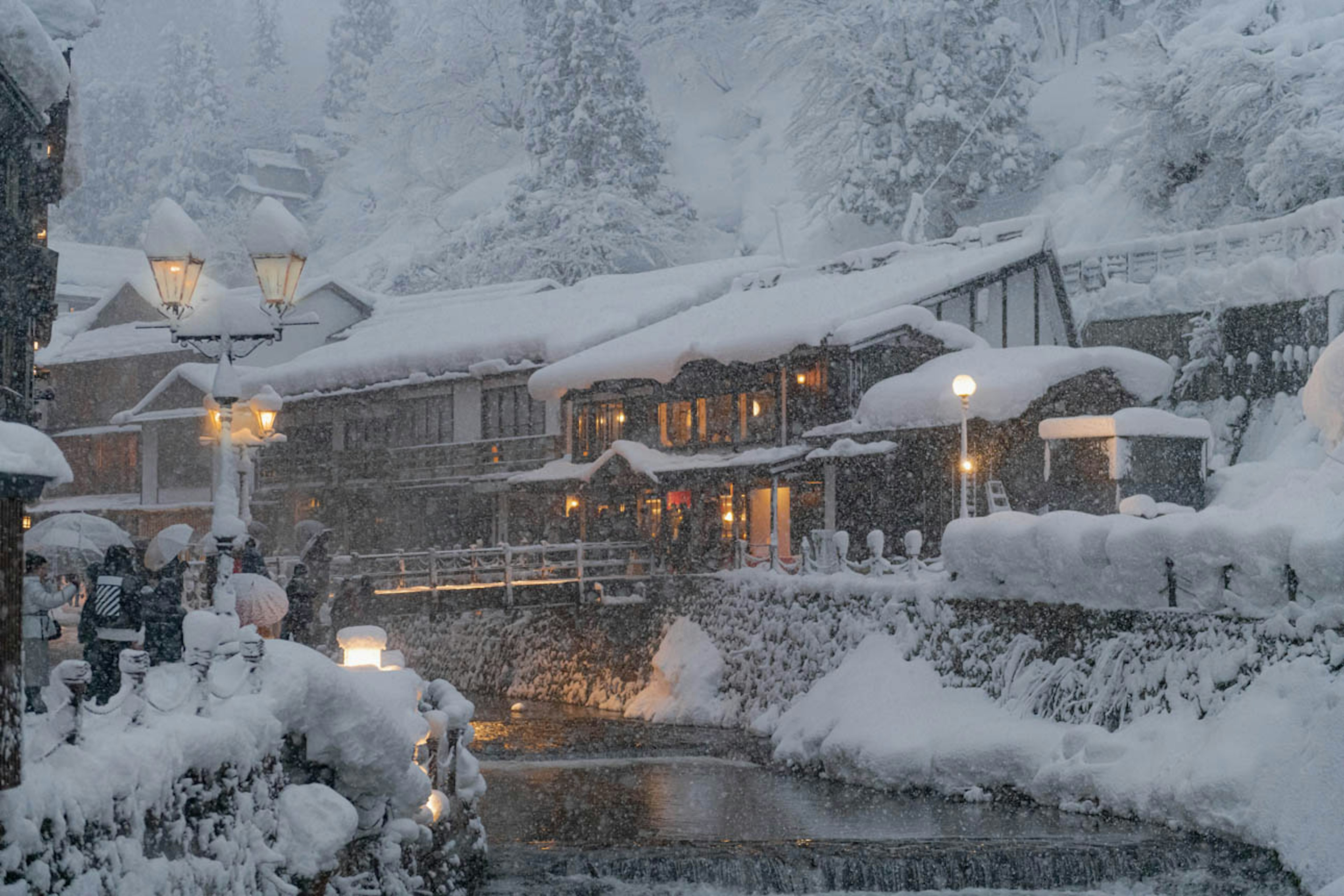 雪覆盖的温泉小镇的风景 传统建筑和柔和的灯光