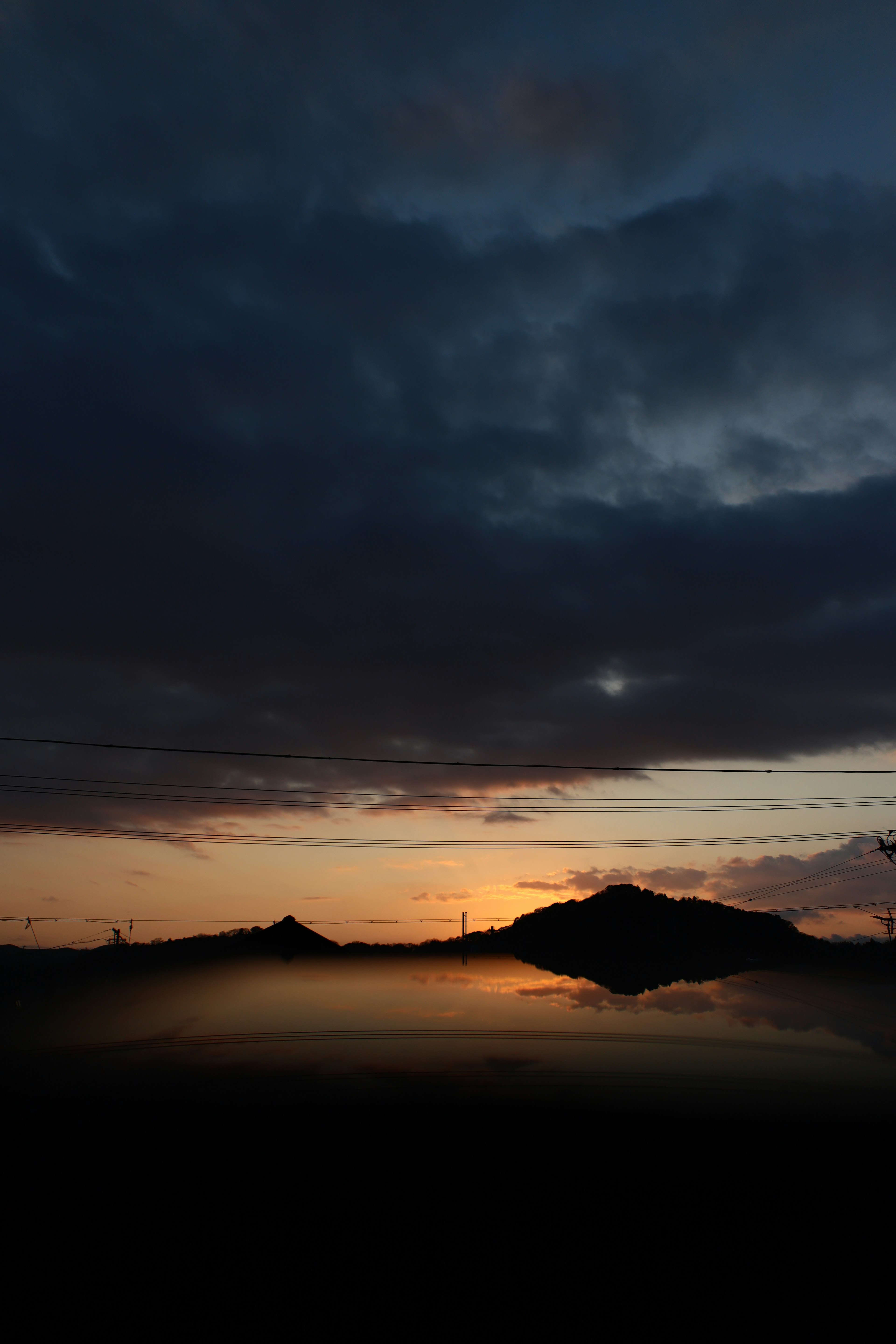 Ruhige Seelandschaft, die die Farben des Sonnenuntergangs spiegelt