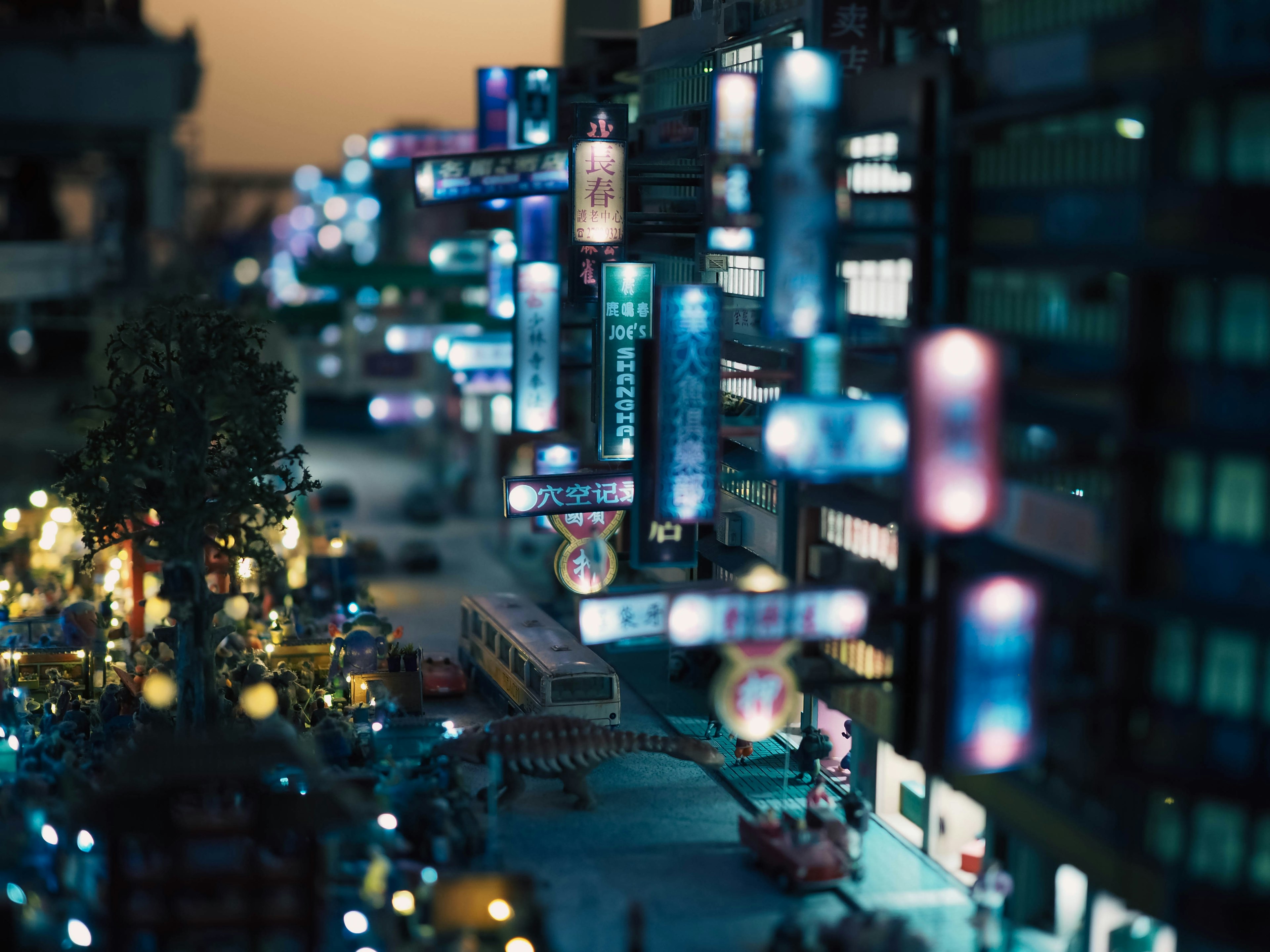 Modelo en miniatura de una calle de la ciudad de noche con letreros de neón coloridos