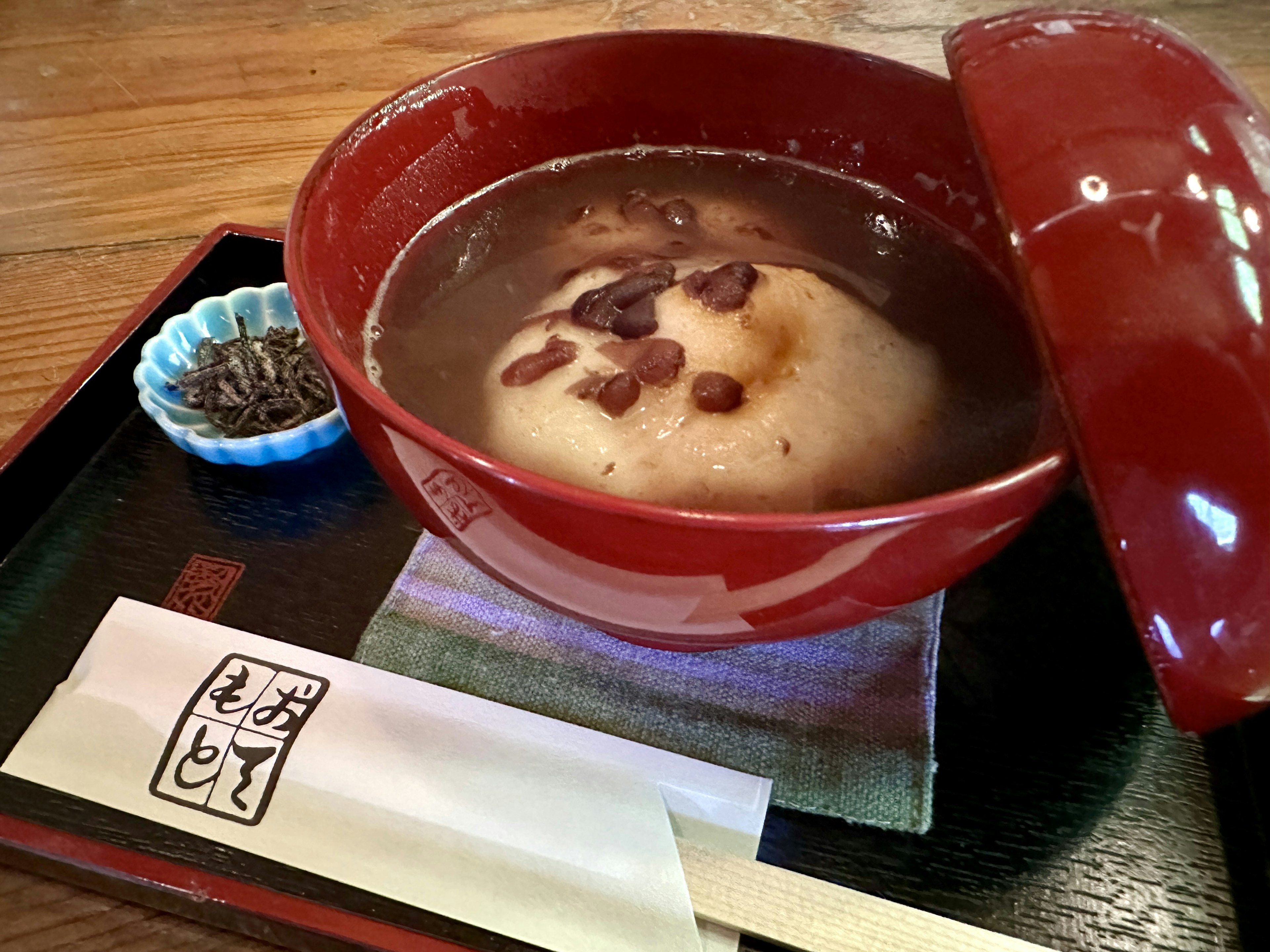 Süße rote-Bohnen-Suppe mit Mochi in einer roten Schüssel