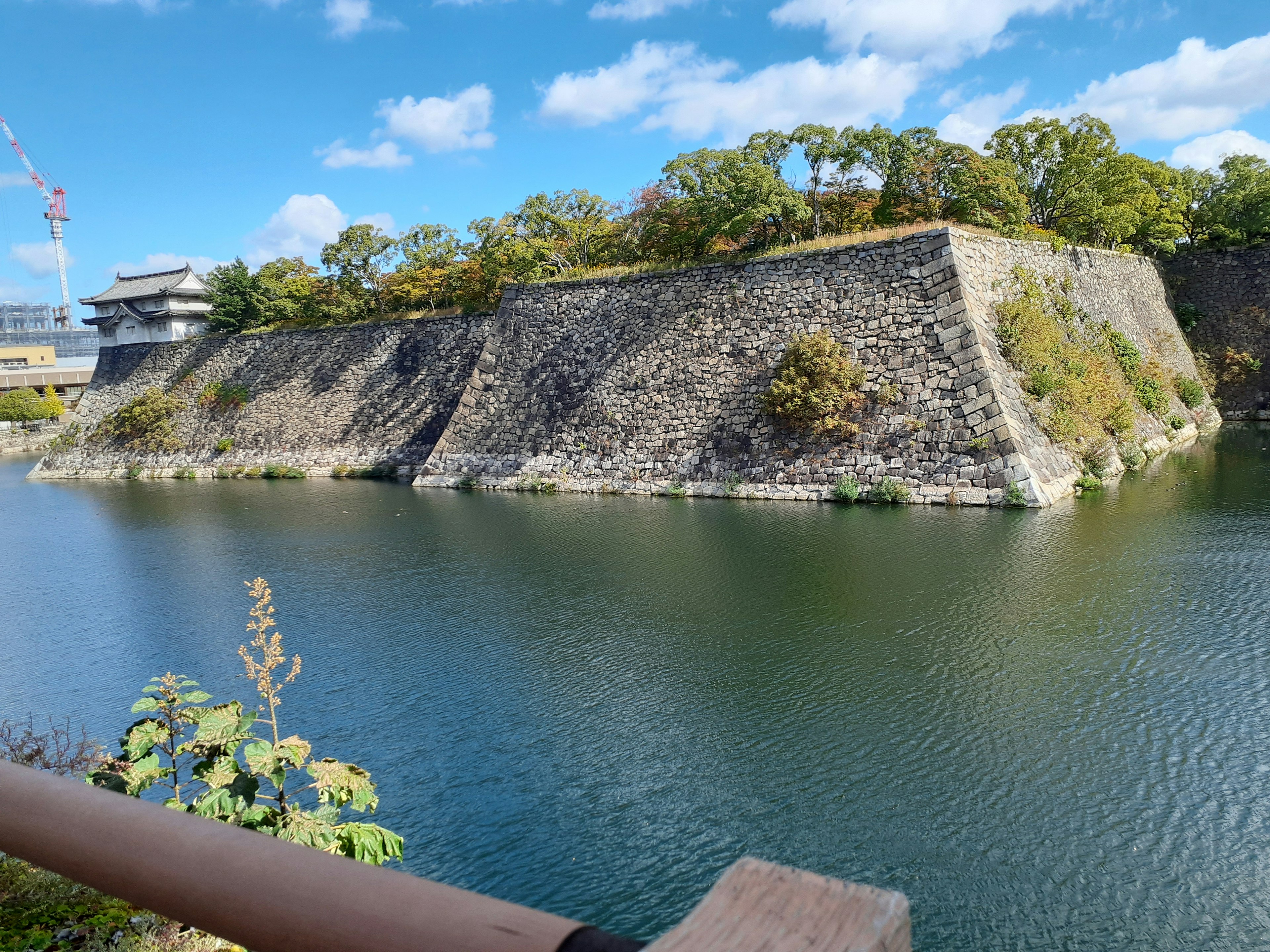 Vue pittoresque d'un fossé en pierre avec une verdure luxuriante et un ciel bleu