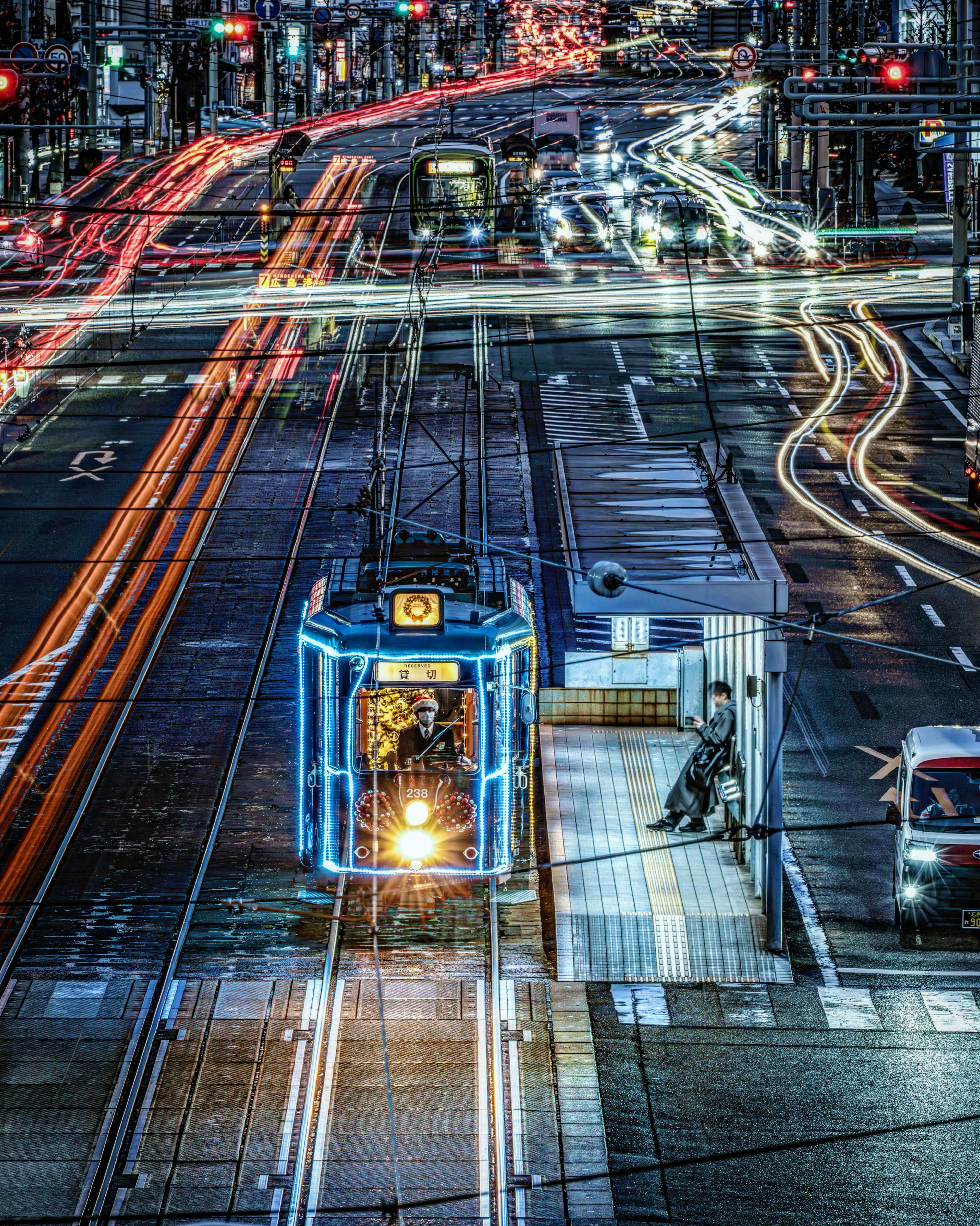 Tram dans une scène urbaine animée avec des traînées de lumière et des rues bondées