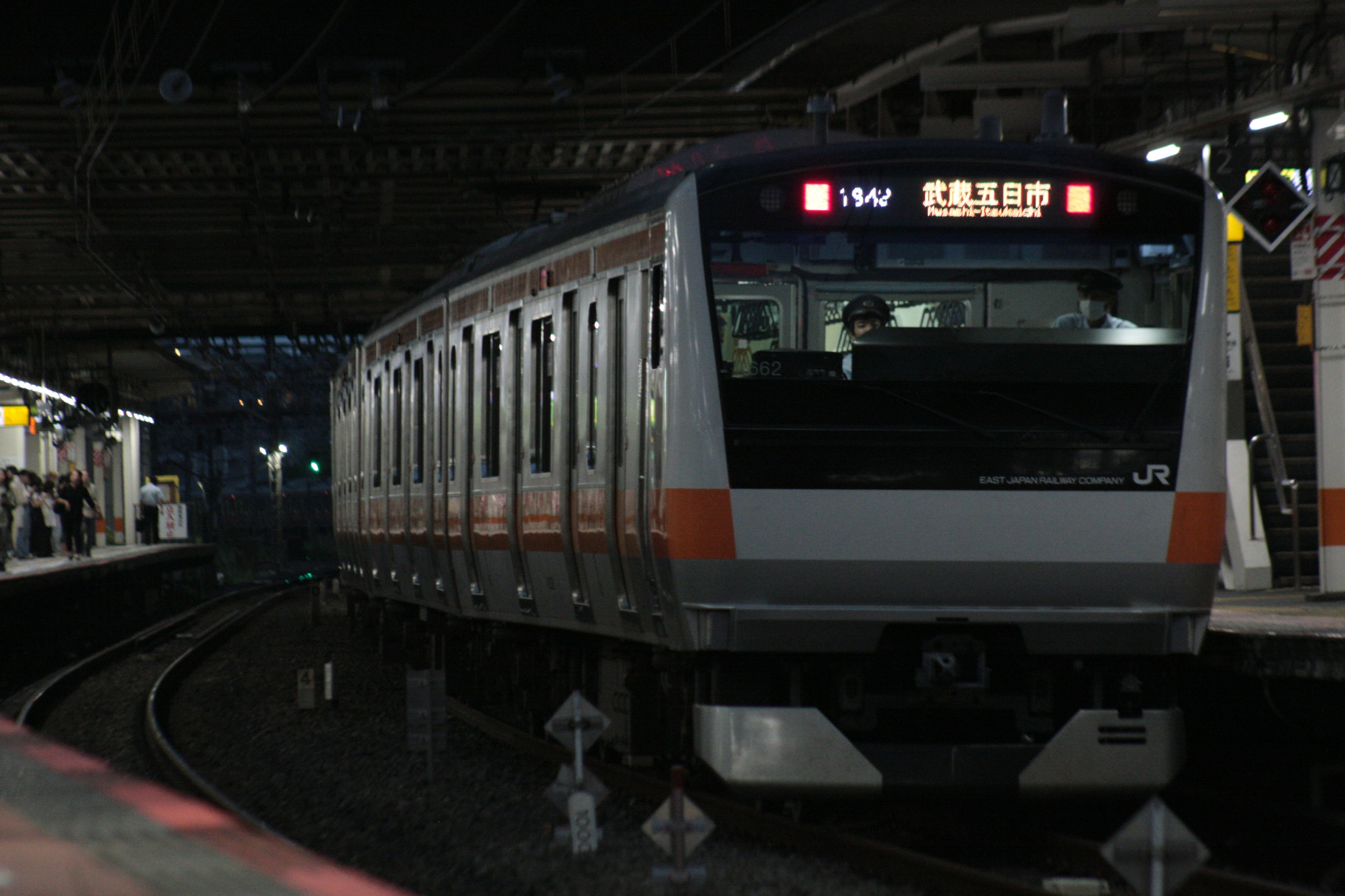 รถไฟที่จอดอยู่ที่สถานีในเวลากลางคืน