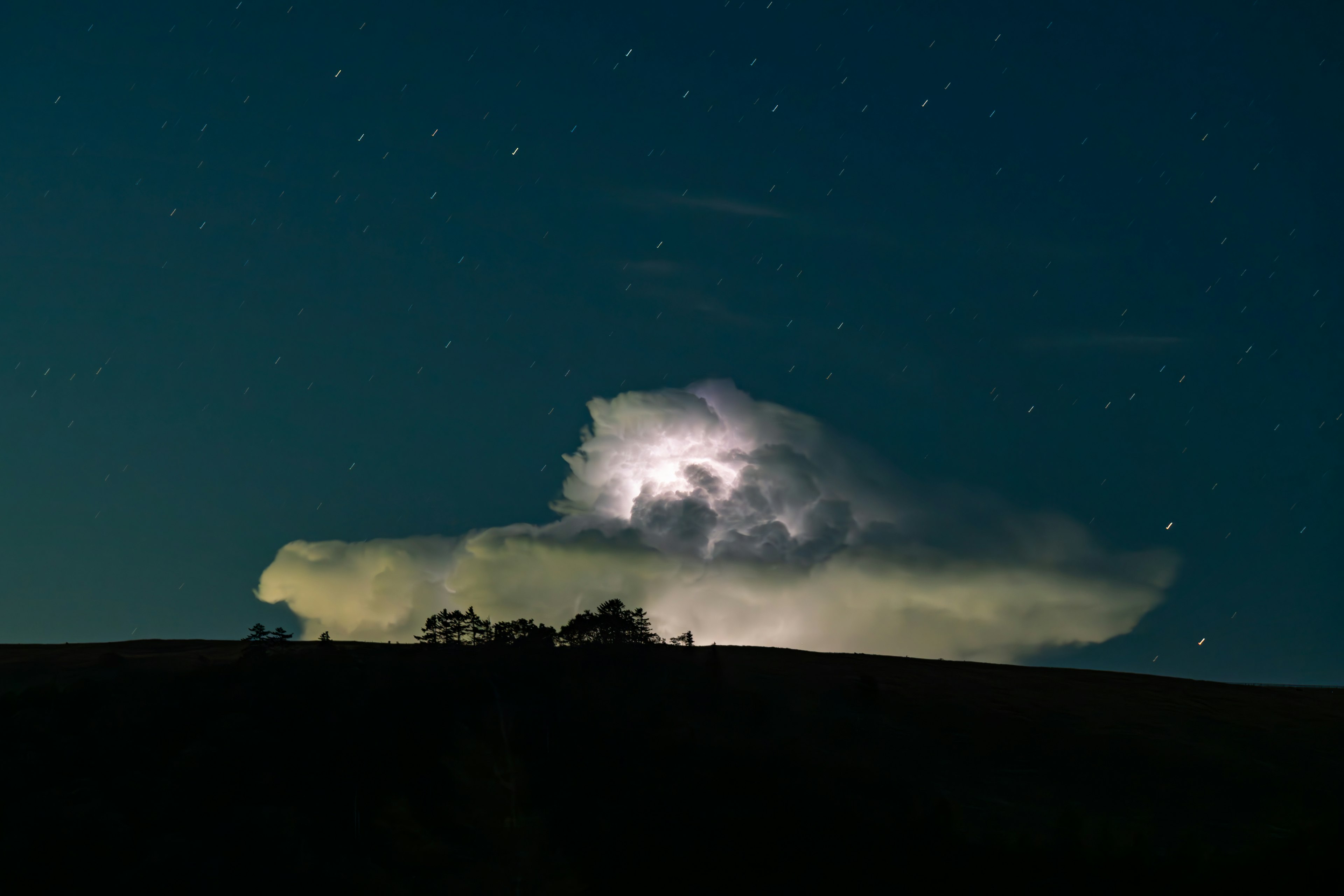 Langit malam dengan awan badai dan bintang