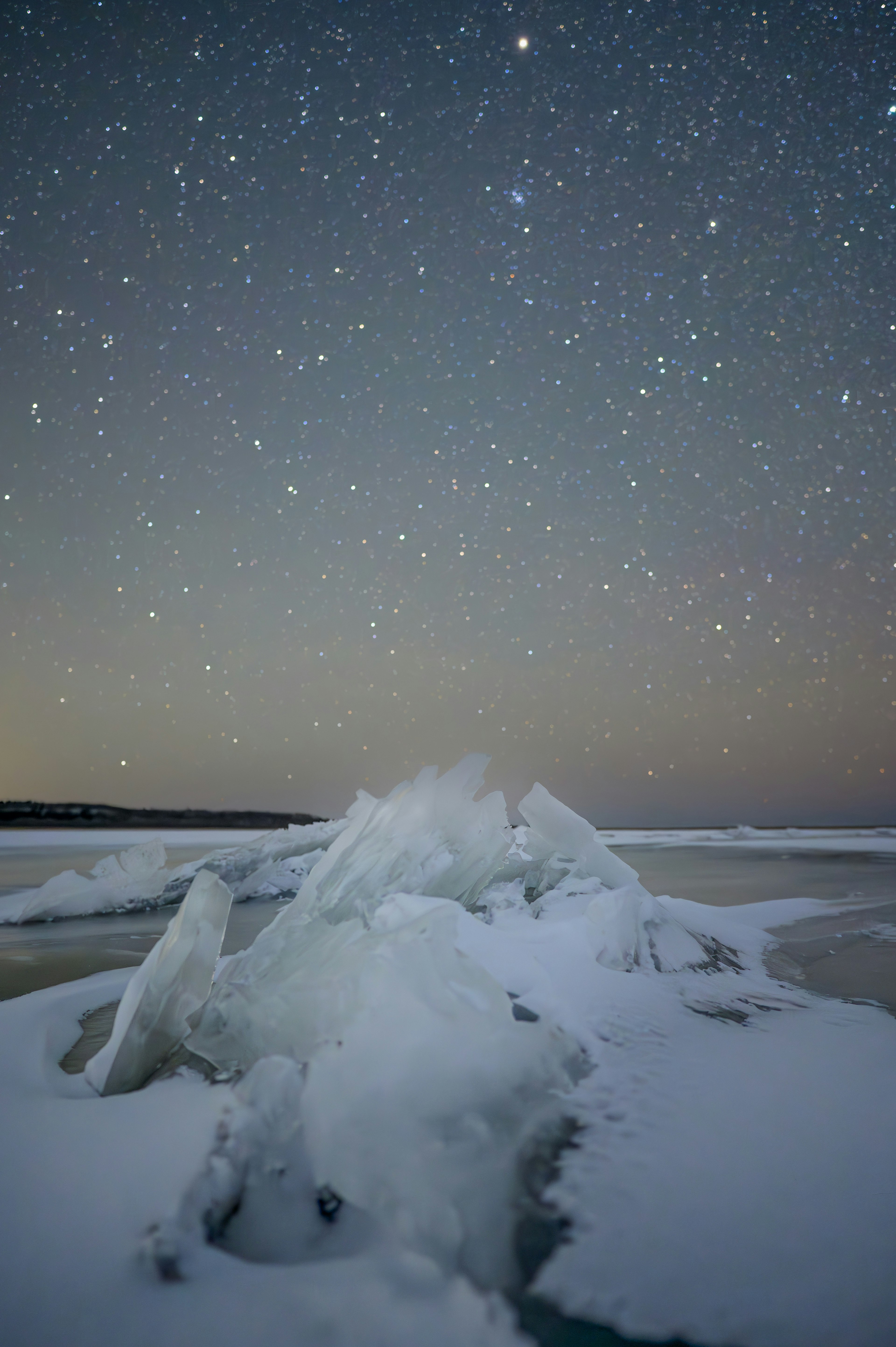 氷の塊と星空が広がる夜の風景