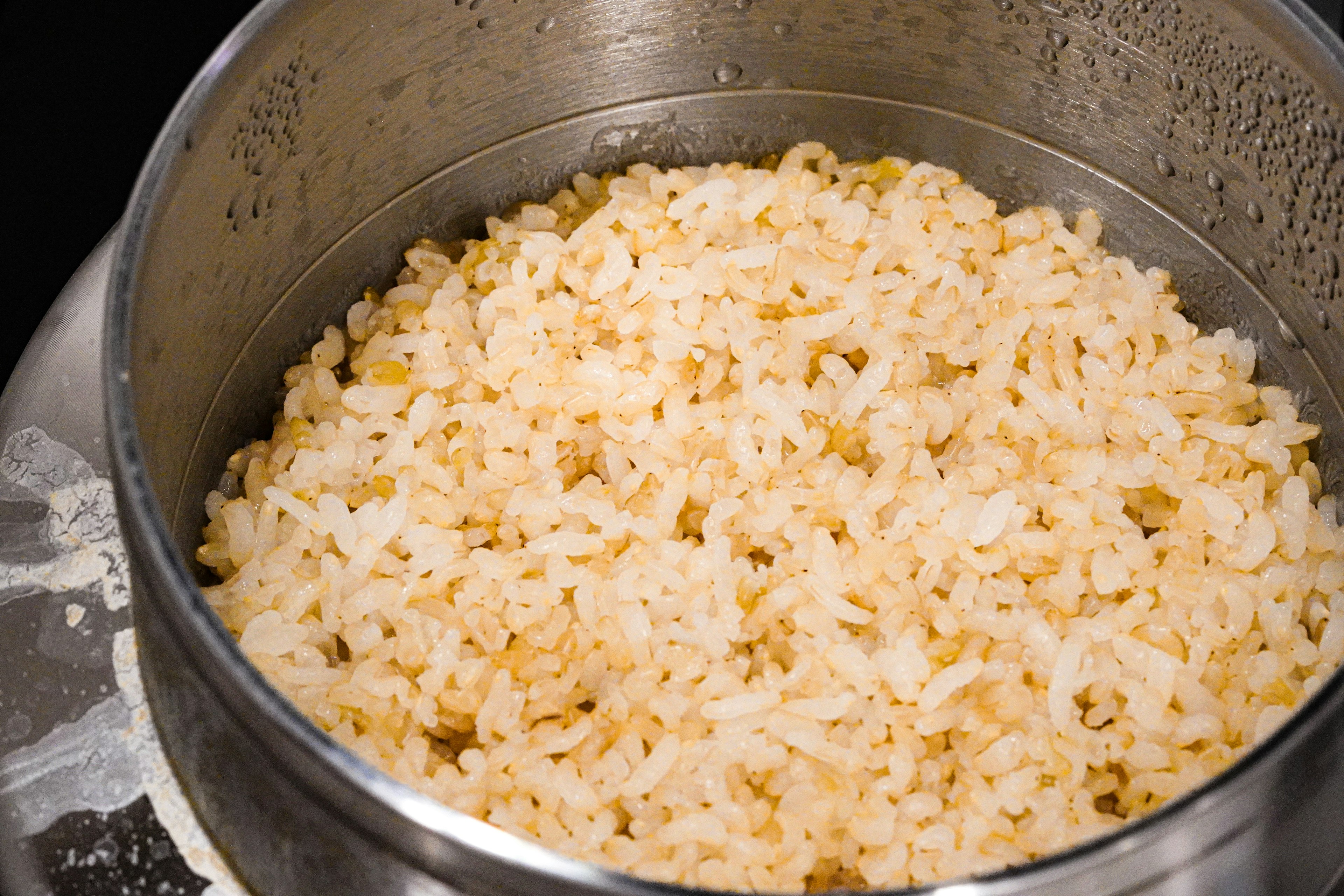 Une casserole remplie de riz fraîchement cuit