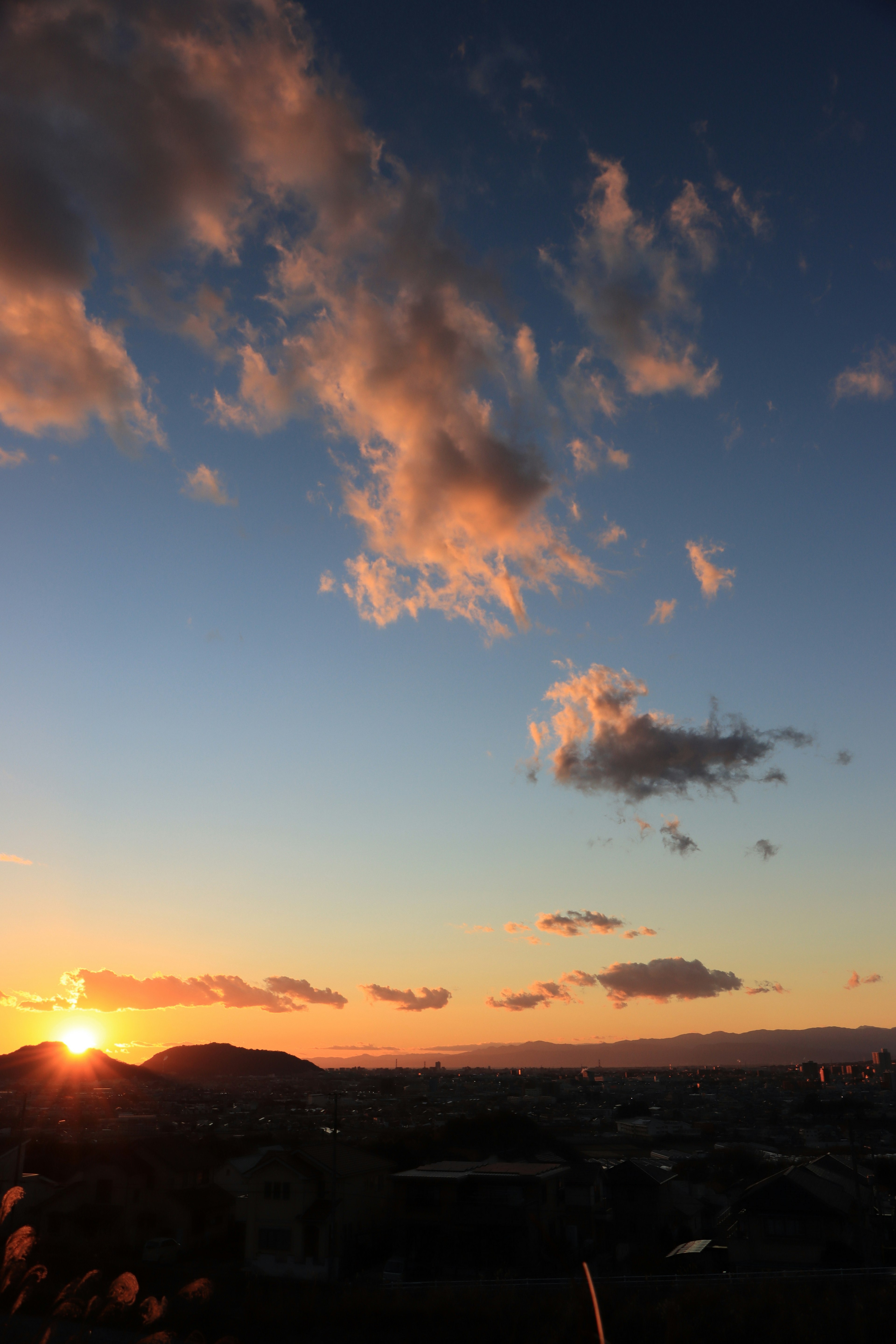 夕日が沈む美しい風景と雲