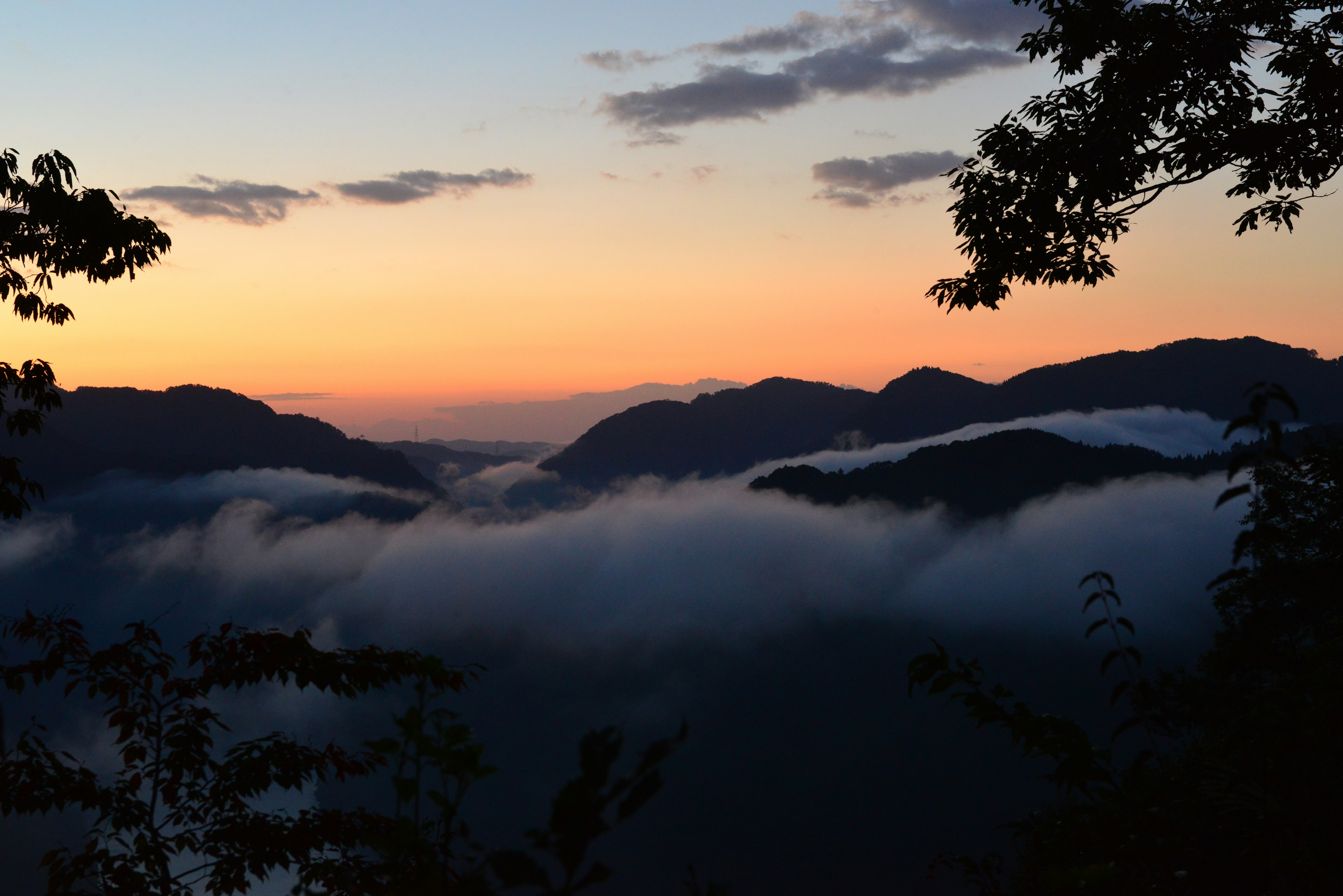 Hermoso paisaje de atardecer sobre montañas y nubes