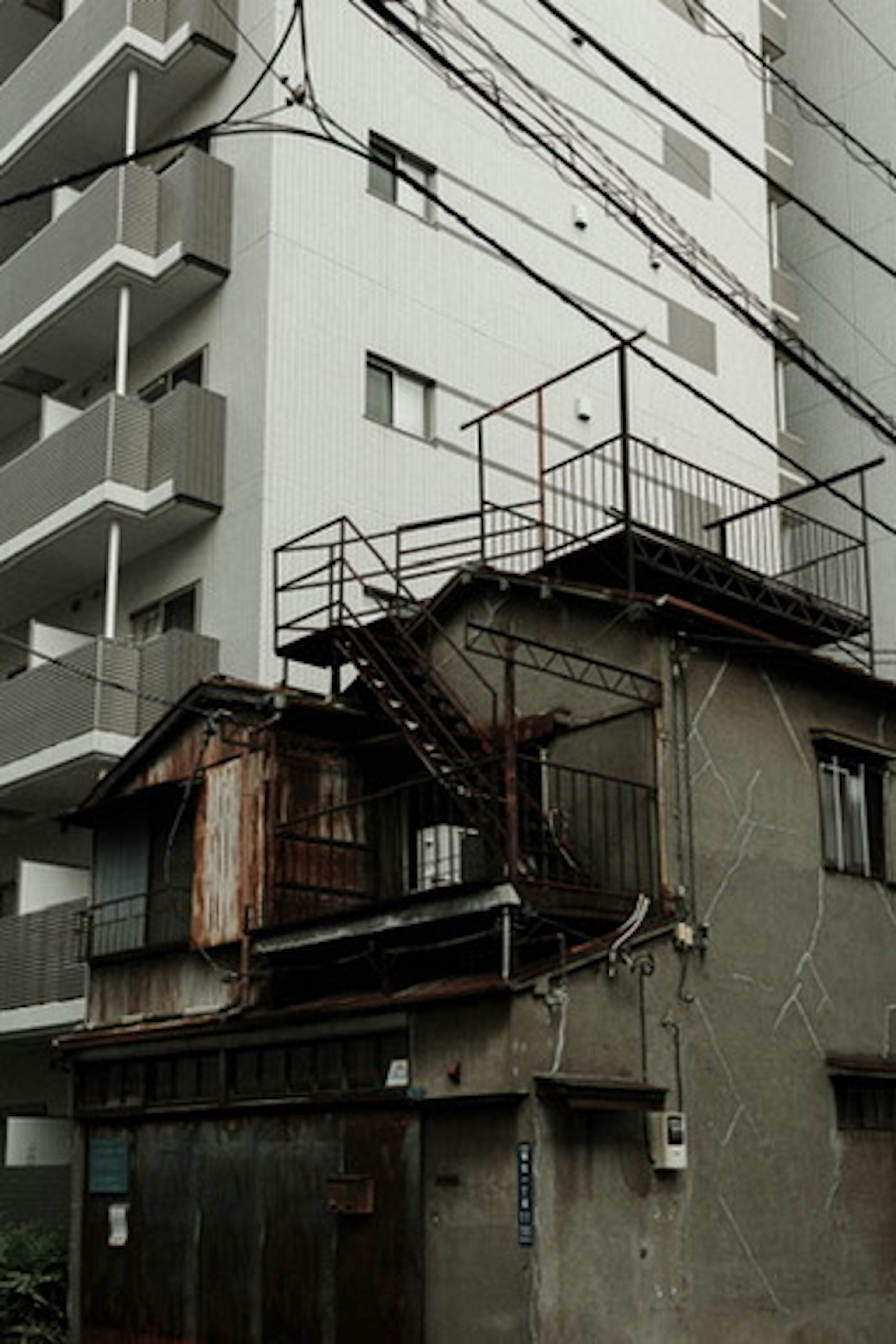 古い建物と現代的なアパートが共存する都市の風景