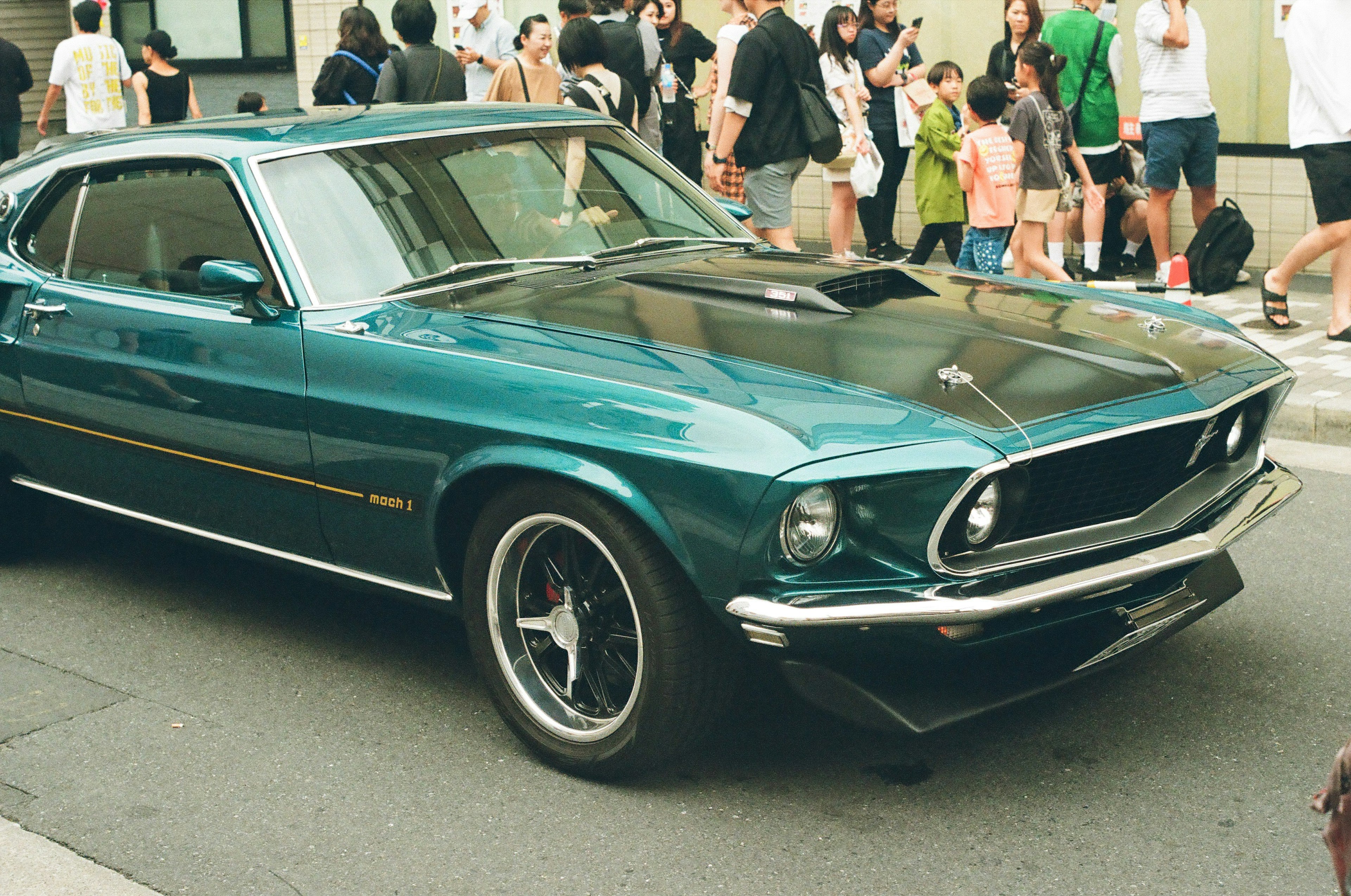 1969 Ford Mustang auf einer Stadtstraße geparkt