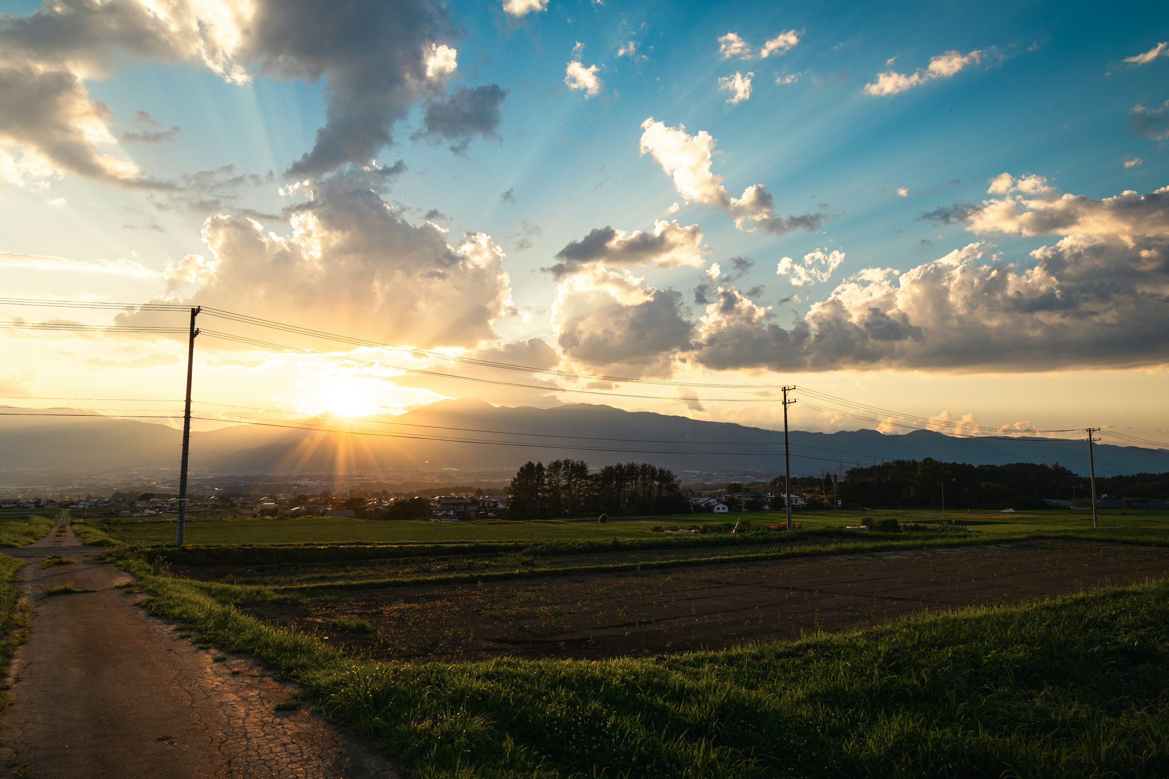 夕日が沈む風景と壮大な雲が広がる空