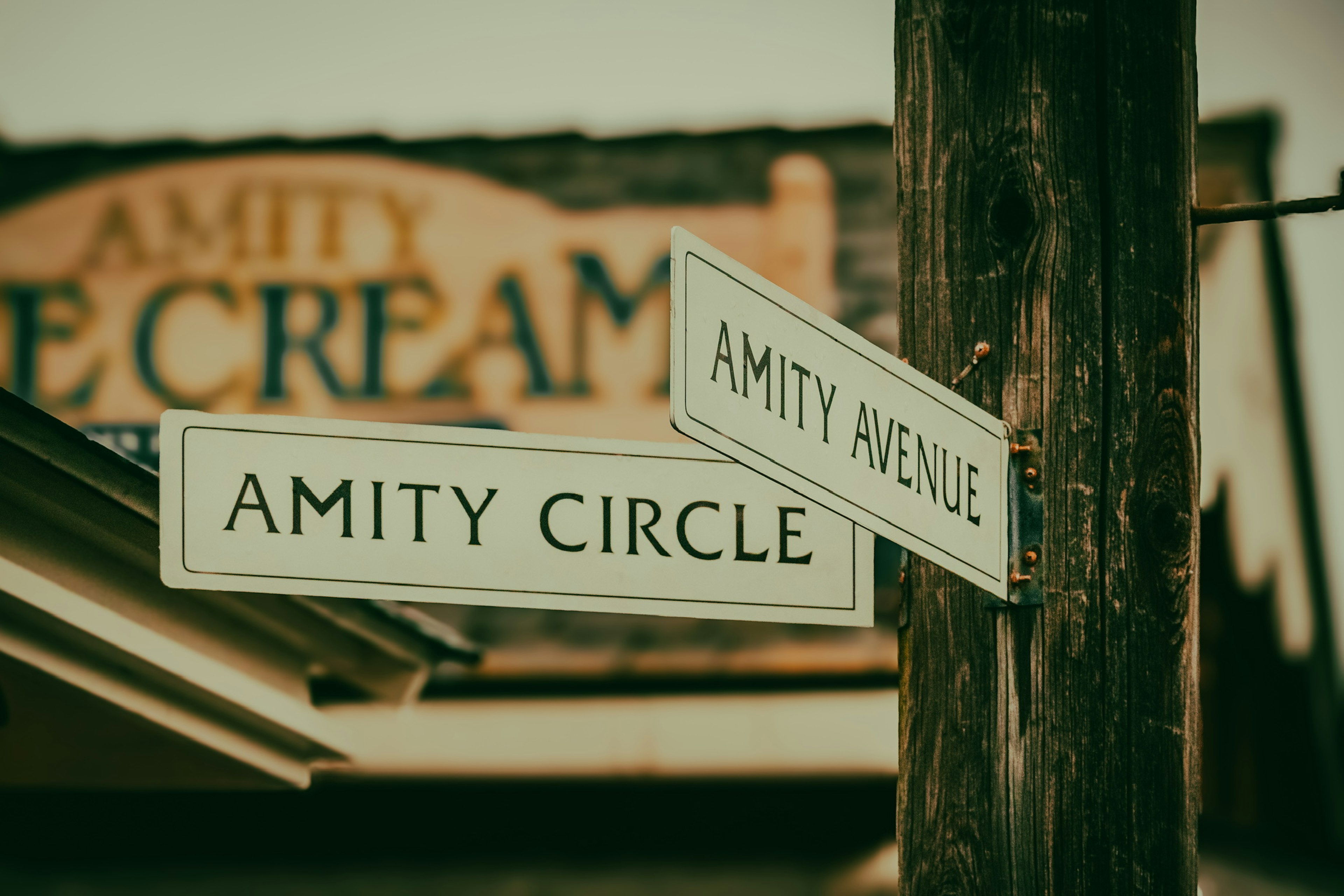 Papan jalan Amity Circle dan Amity Avenue dengan latar belakang vintage