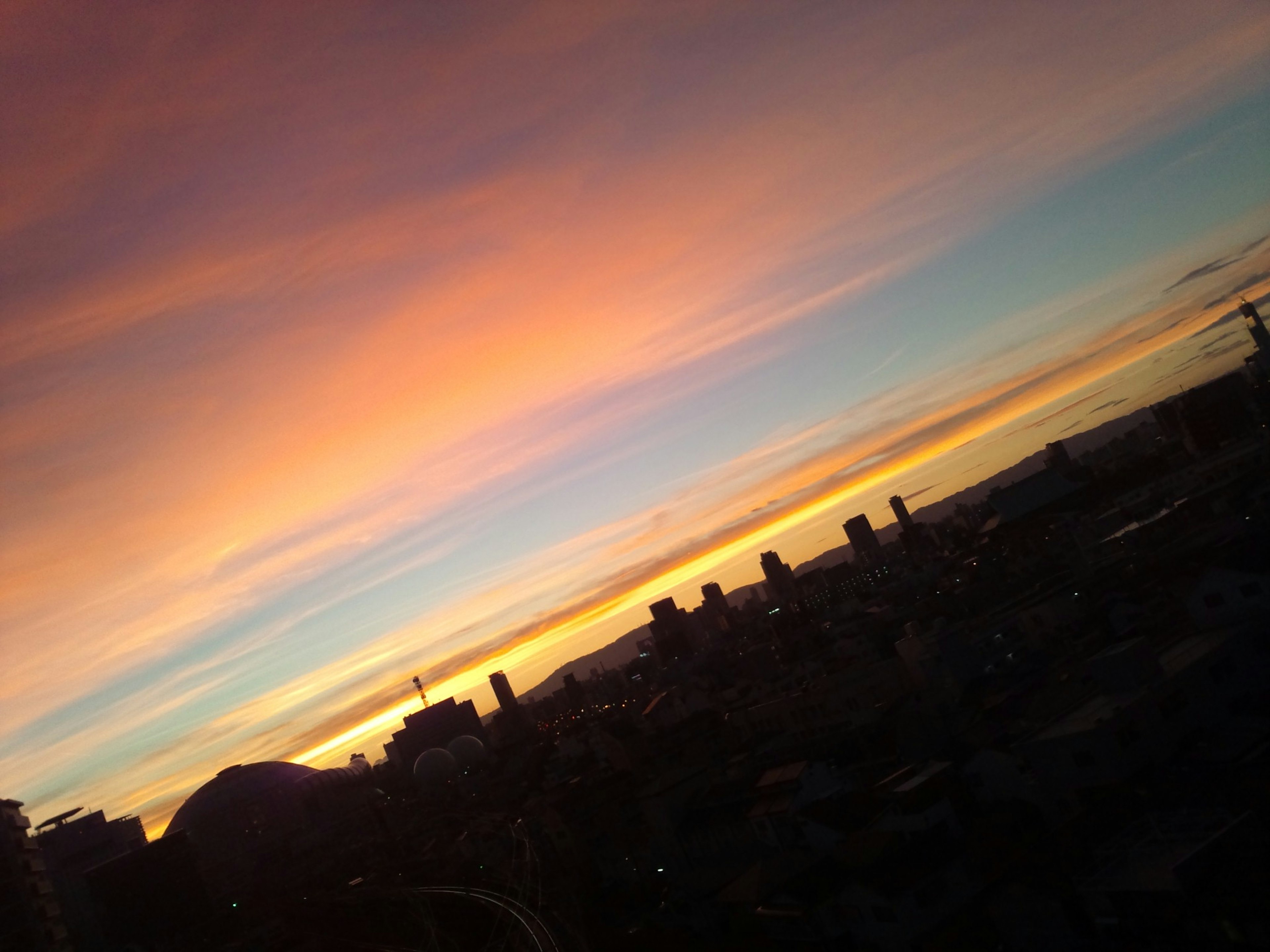 Bellissimo paesaggio con cielo al tramonto e skyline della città