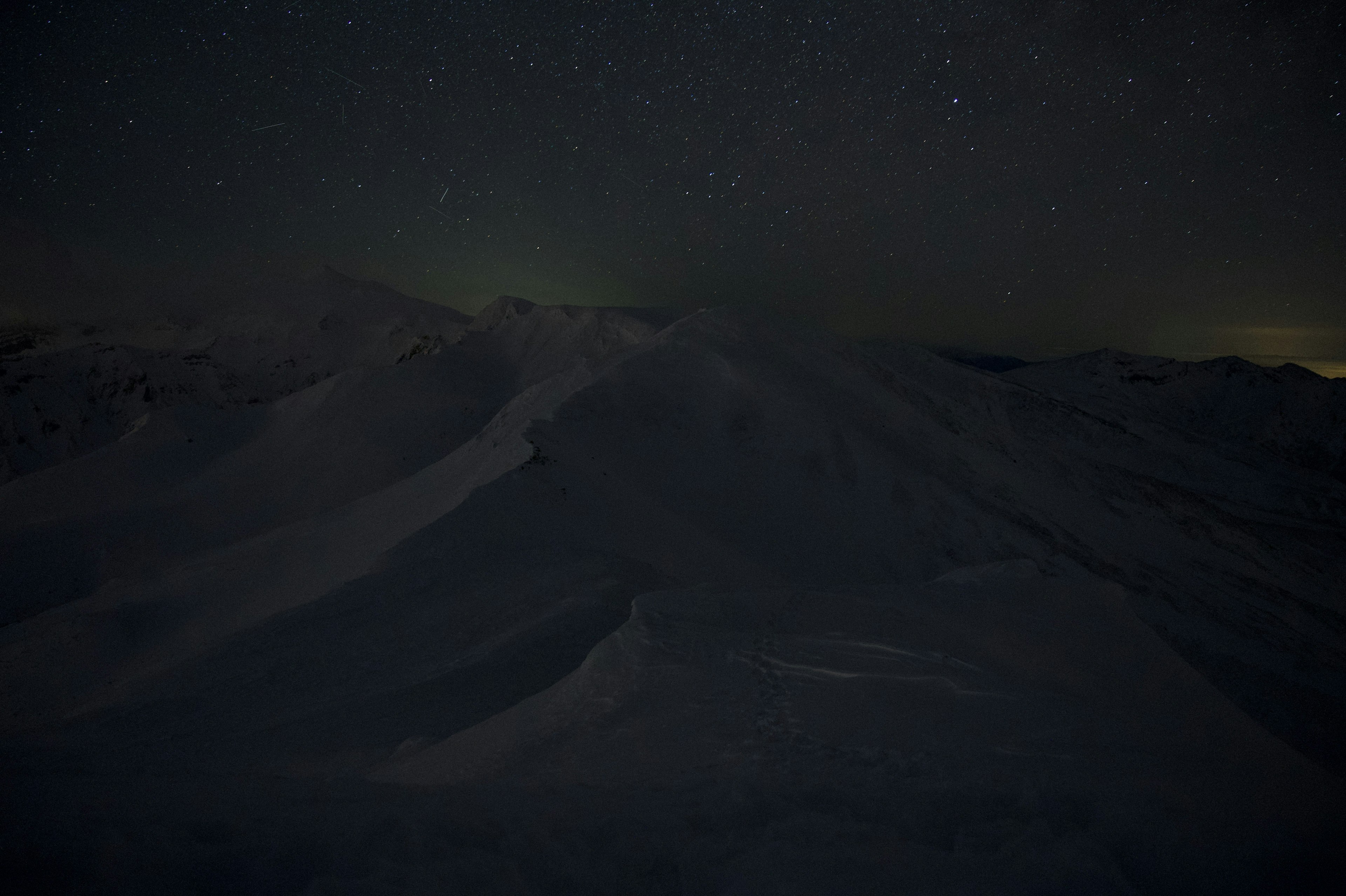 夜空に星が輝く雪山の風景