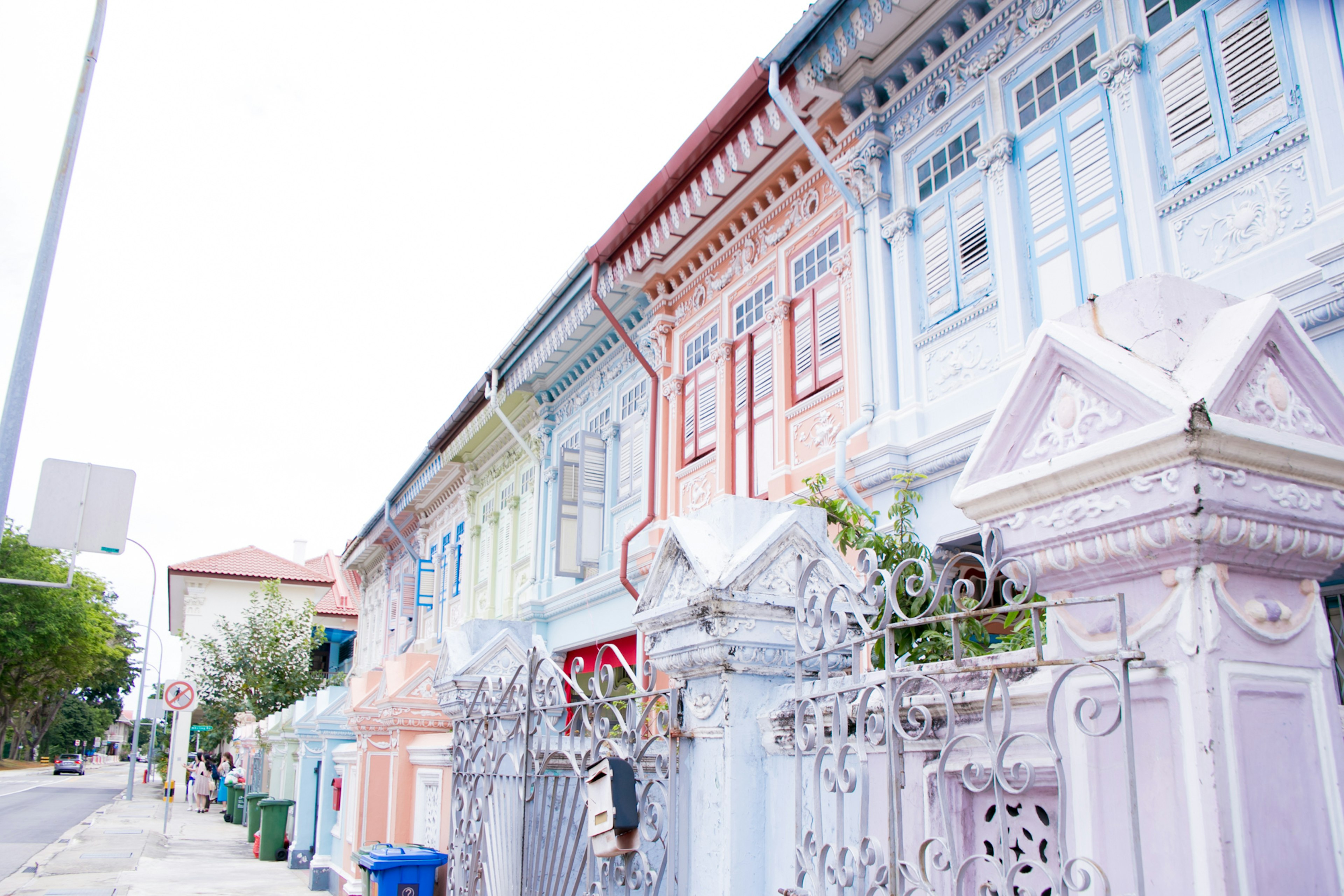 Casas coloridas de estilo Peranakan alineadas en una calle