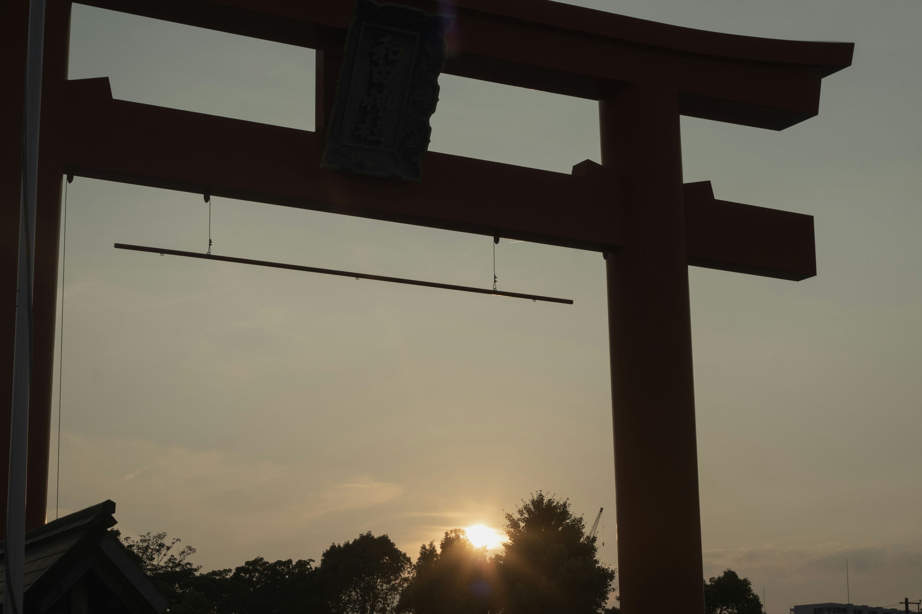 Silueta de un torii con el atardecer de fondo