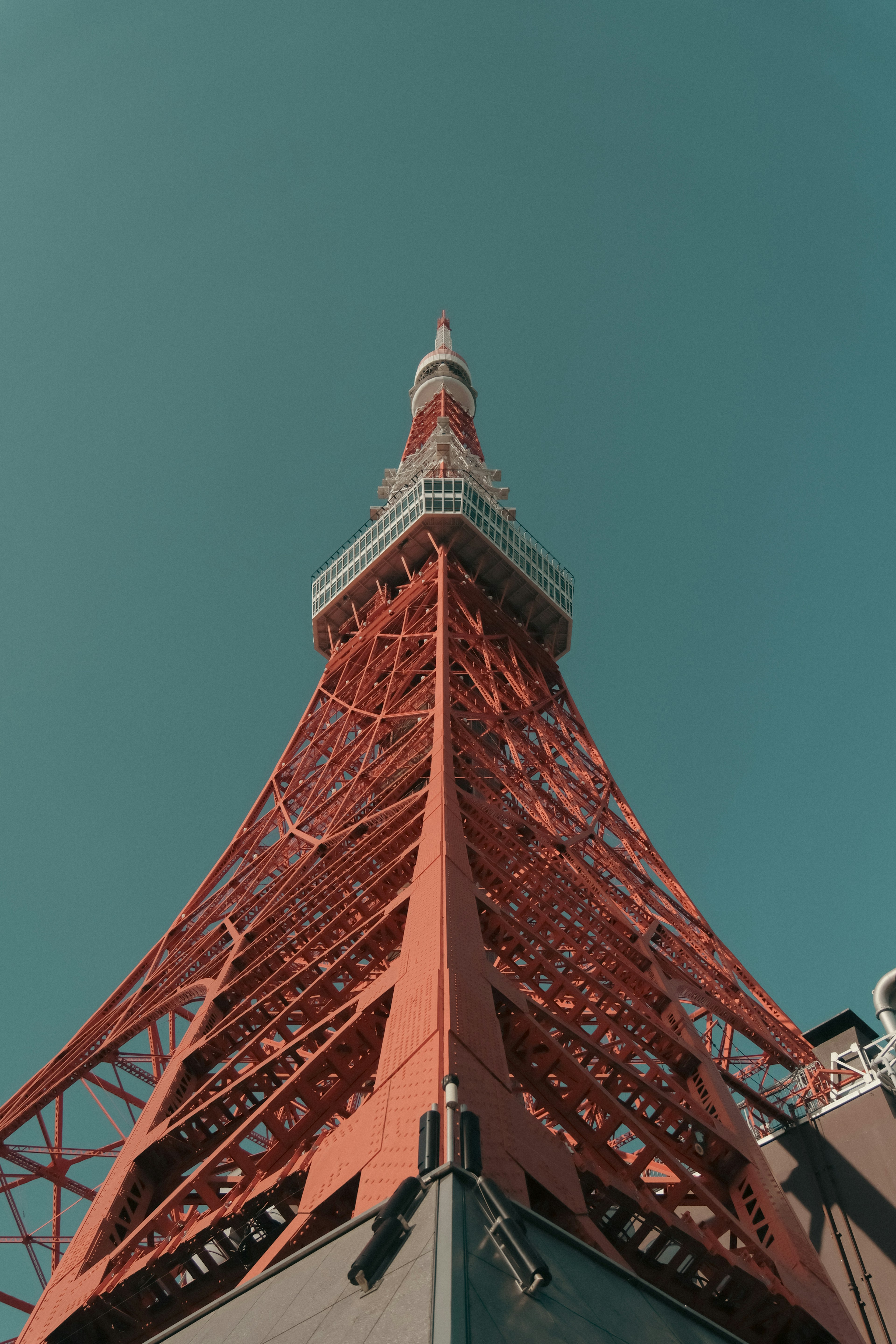 Pemandangan Menara Tokyo dari bawah di bawah langit biru dengan struktur baja merah