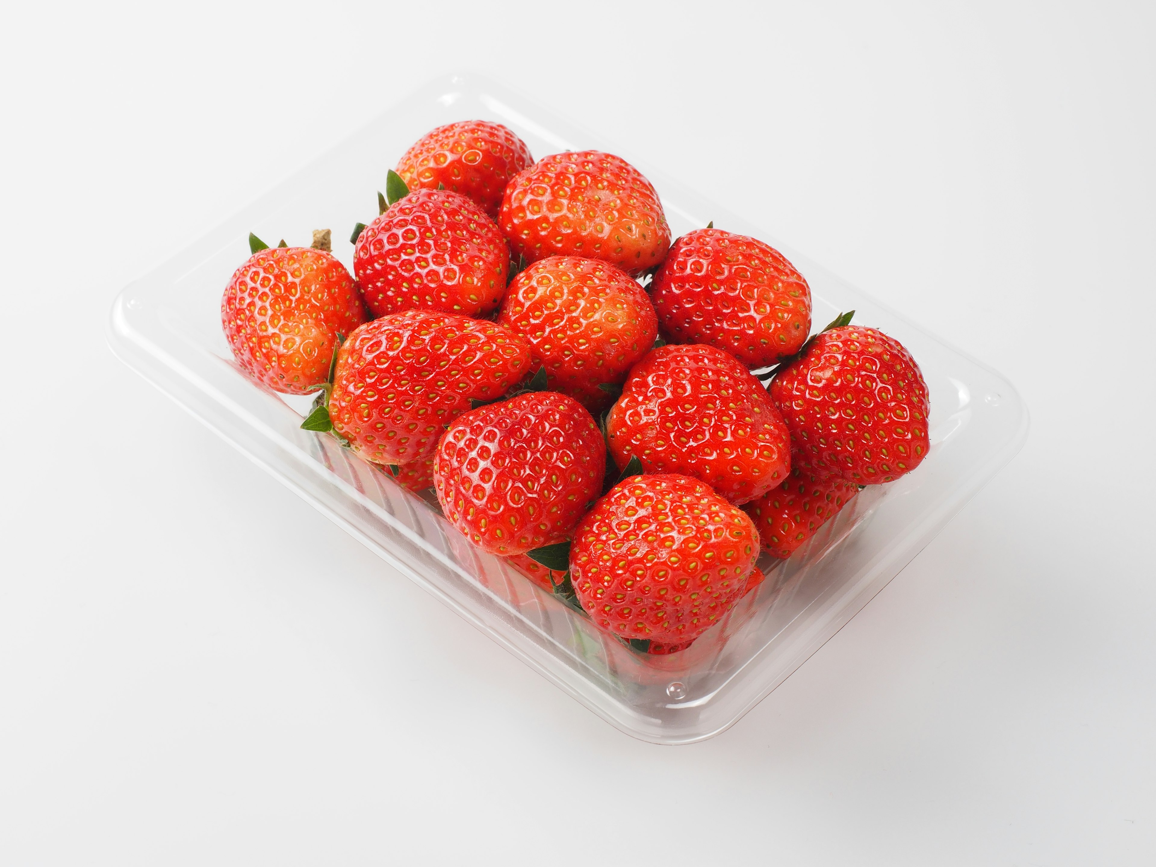 Fresas frescas en un envase de plástico transparente