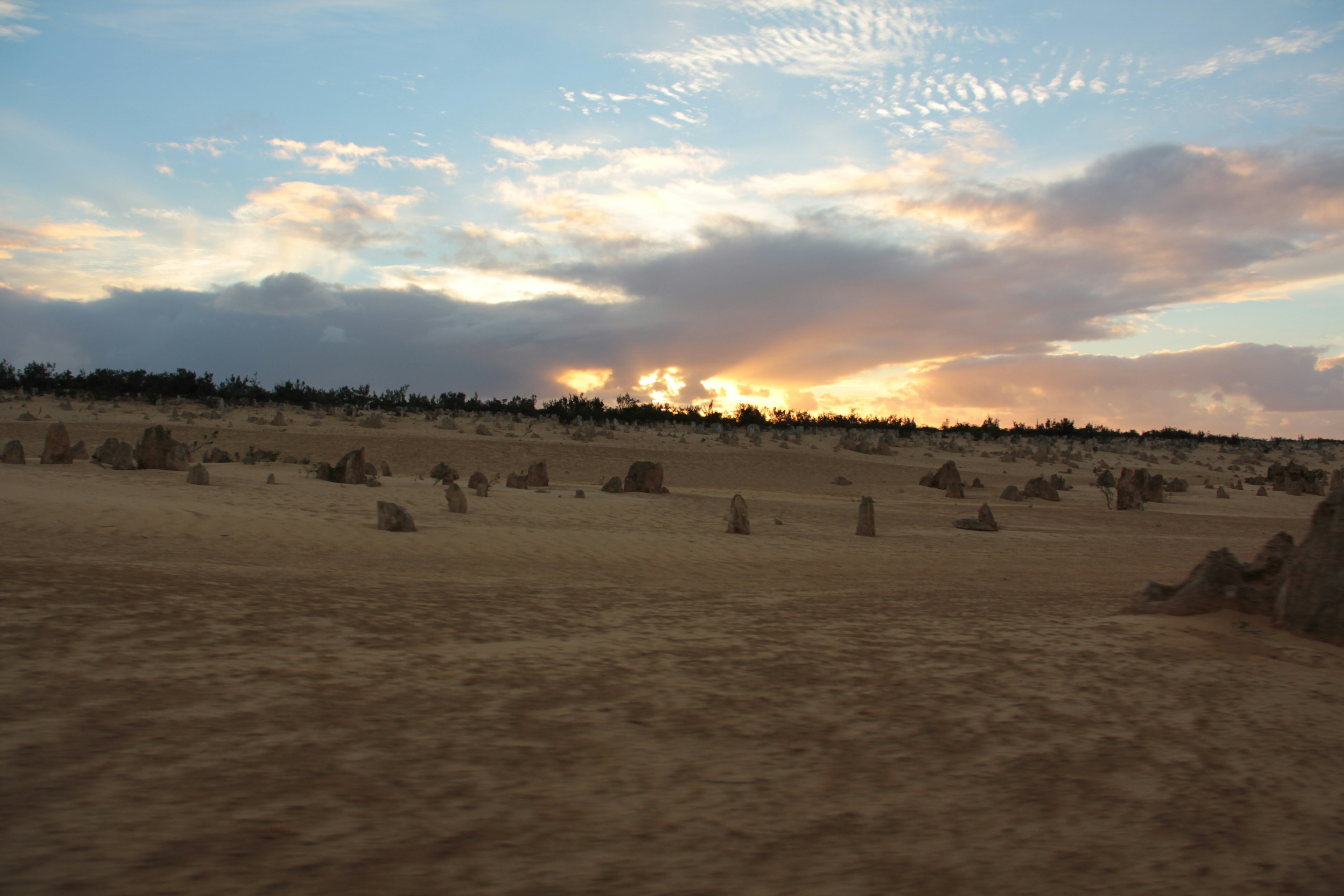 Weite Wüstenlandschaft mit Sonnenuntergangshimmel