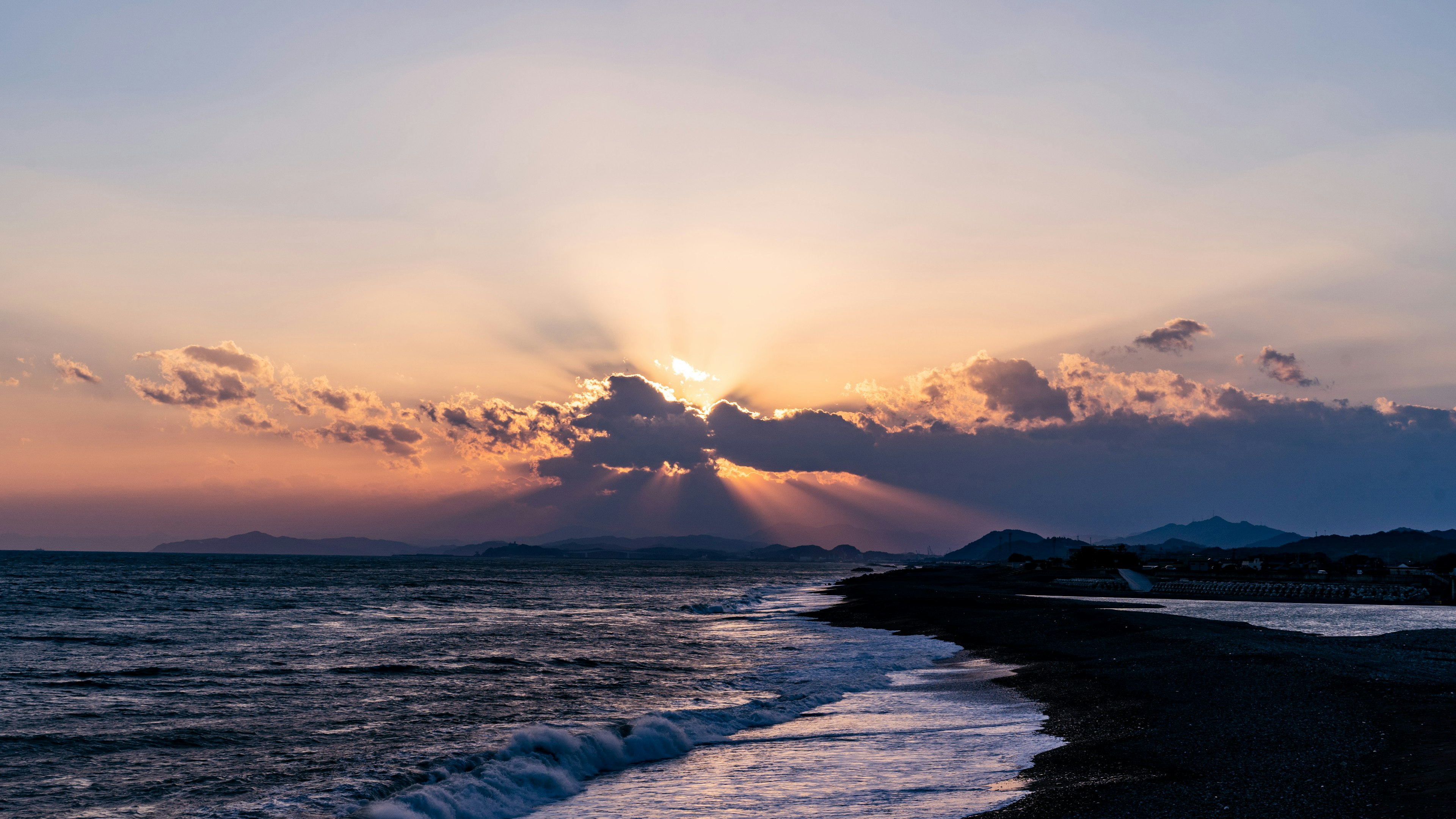 美しい夕日が海に沈む風景 晴れた空に広がる雲と波