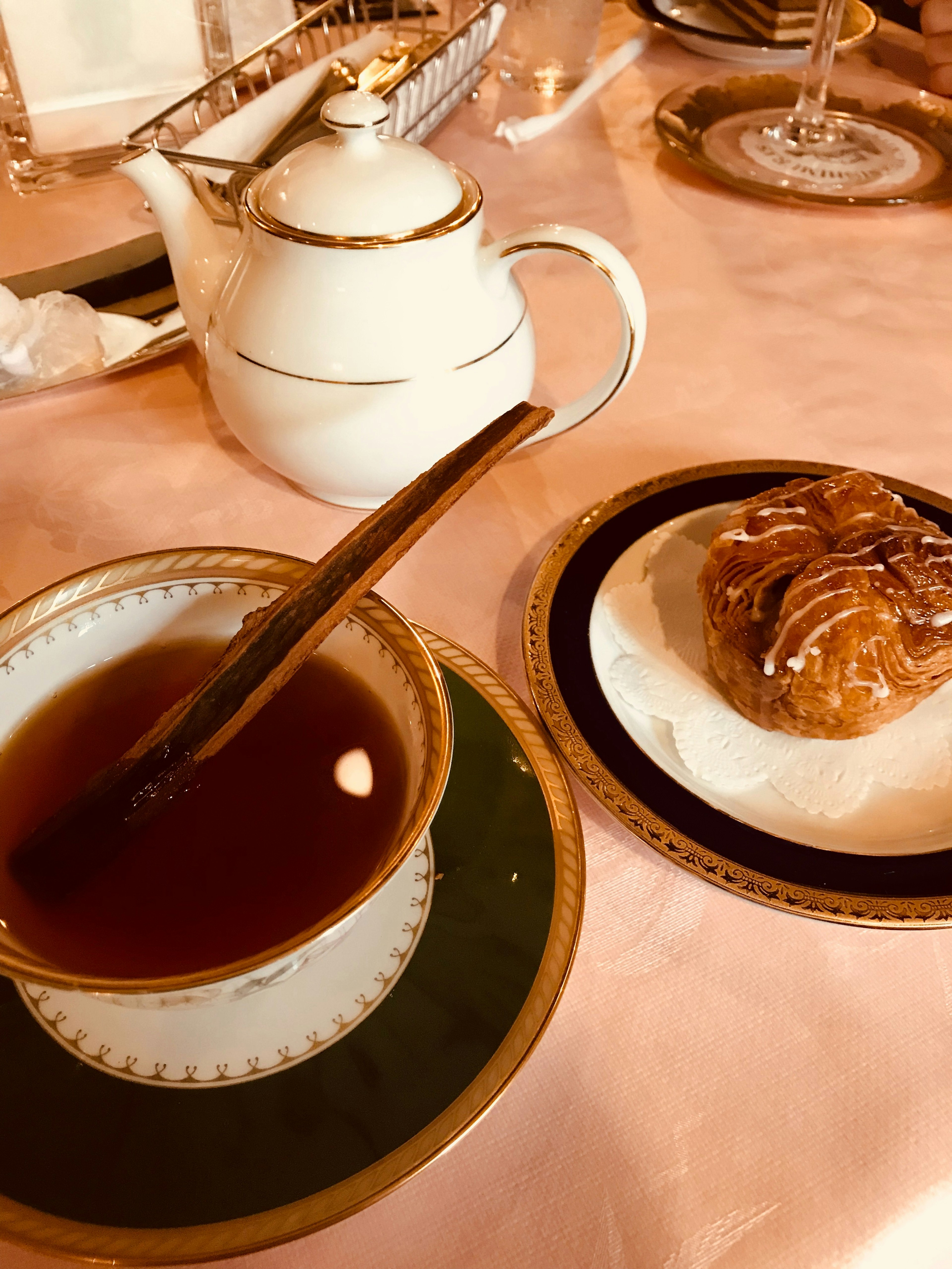 Elegante set di tè e pasticcini su tovaglia rosa