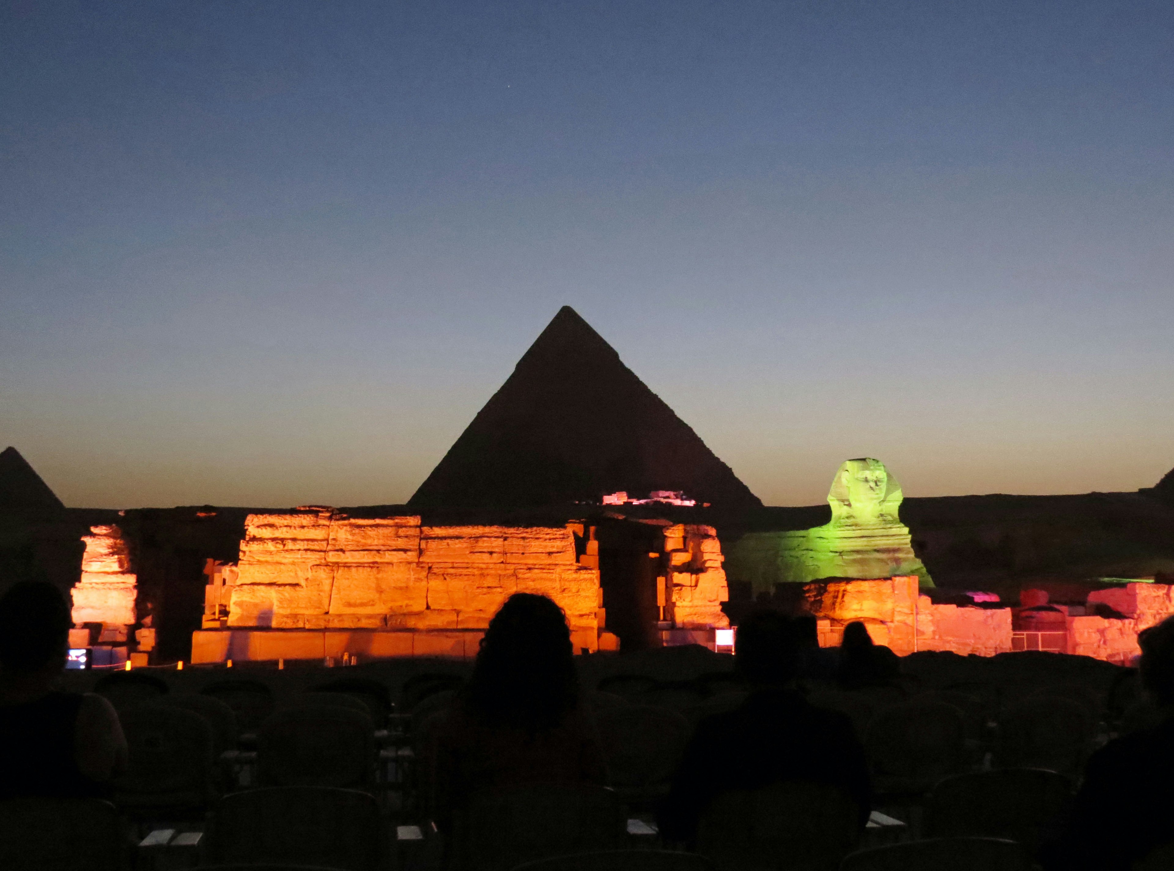 Schöner Blick auf beleuchtete Pyramiden und Sphinx bei Dämmerung