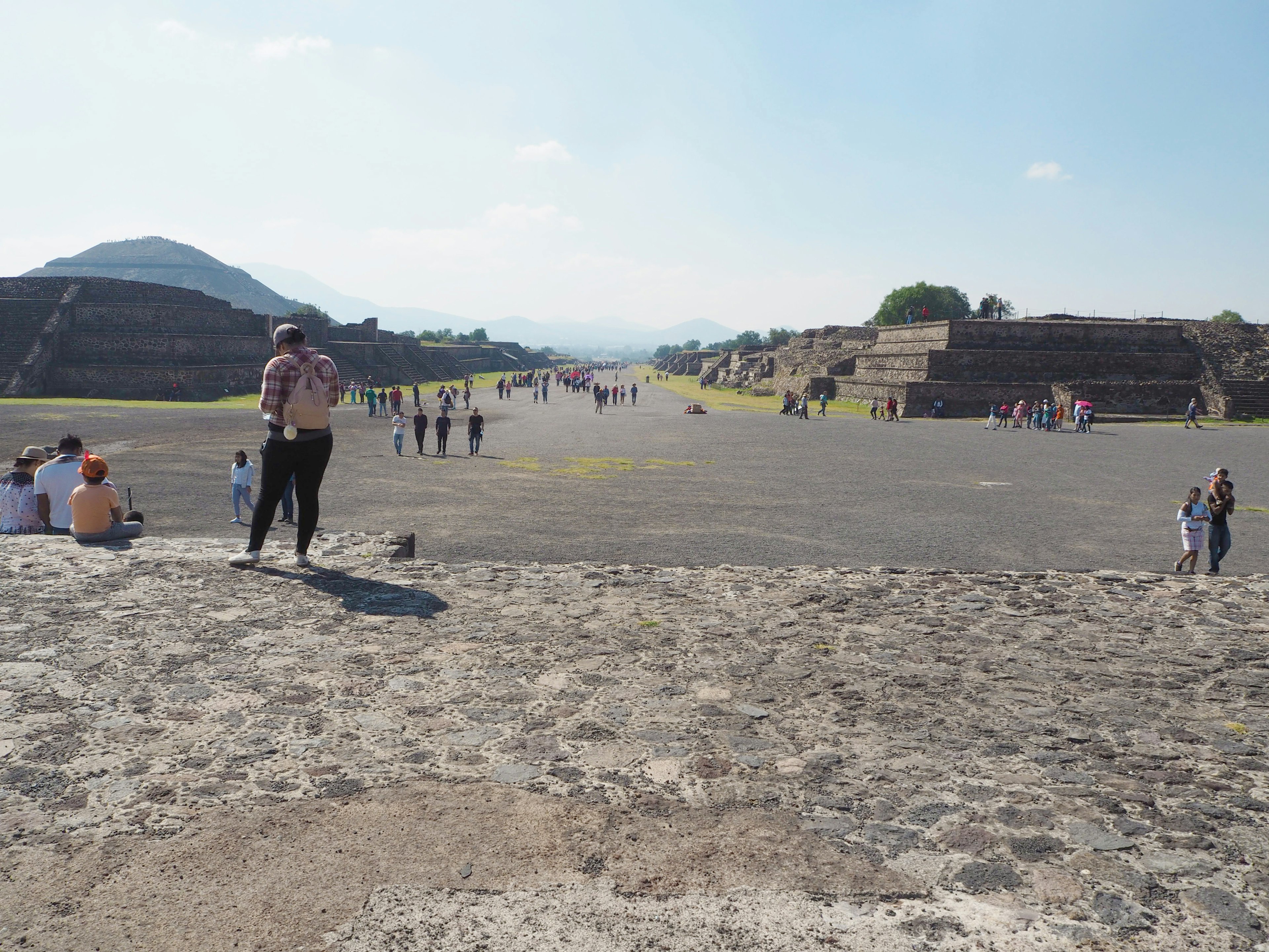 Vista di Teotihuacan con piramidi e visitatori