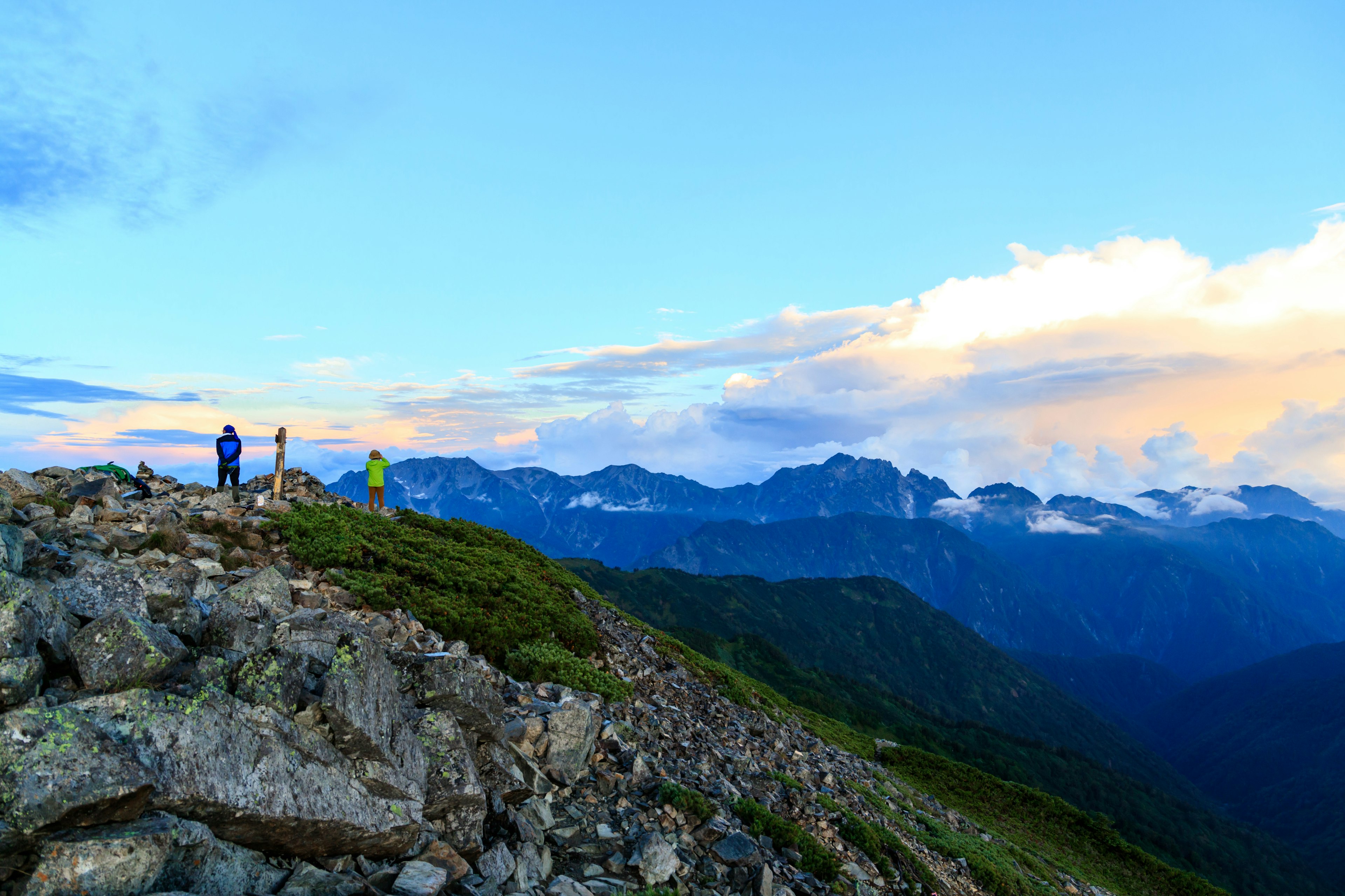 Gruppo di persone in piedi con paesaggio montano sullo sfondo