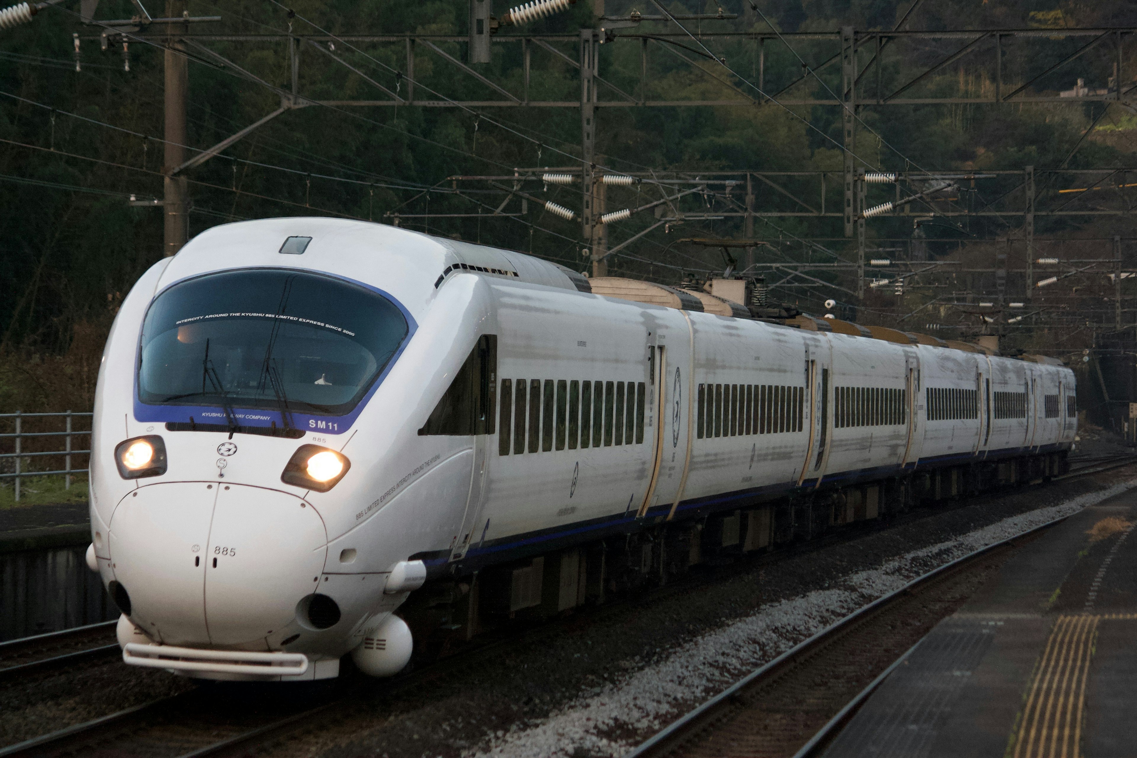 Train express avec une carrosserie blanche circulant sur les rails