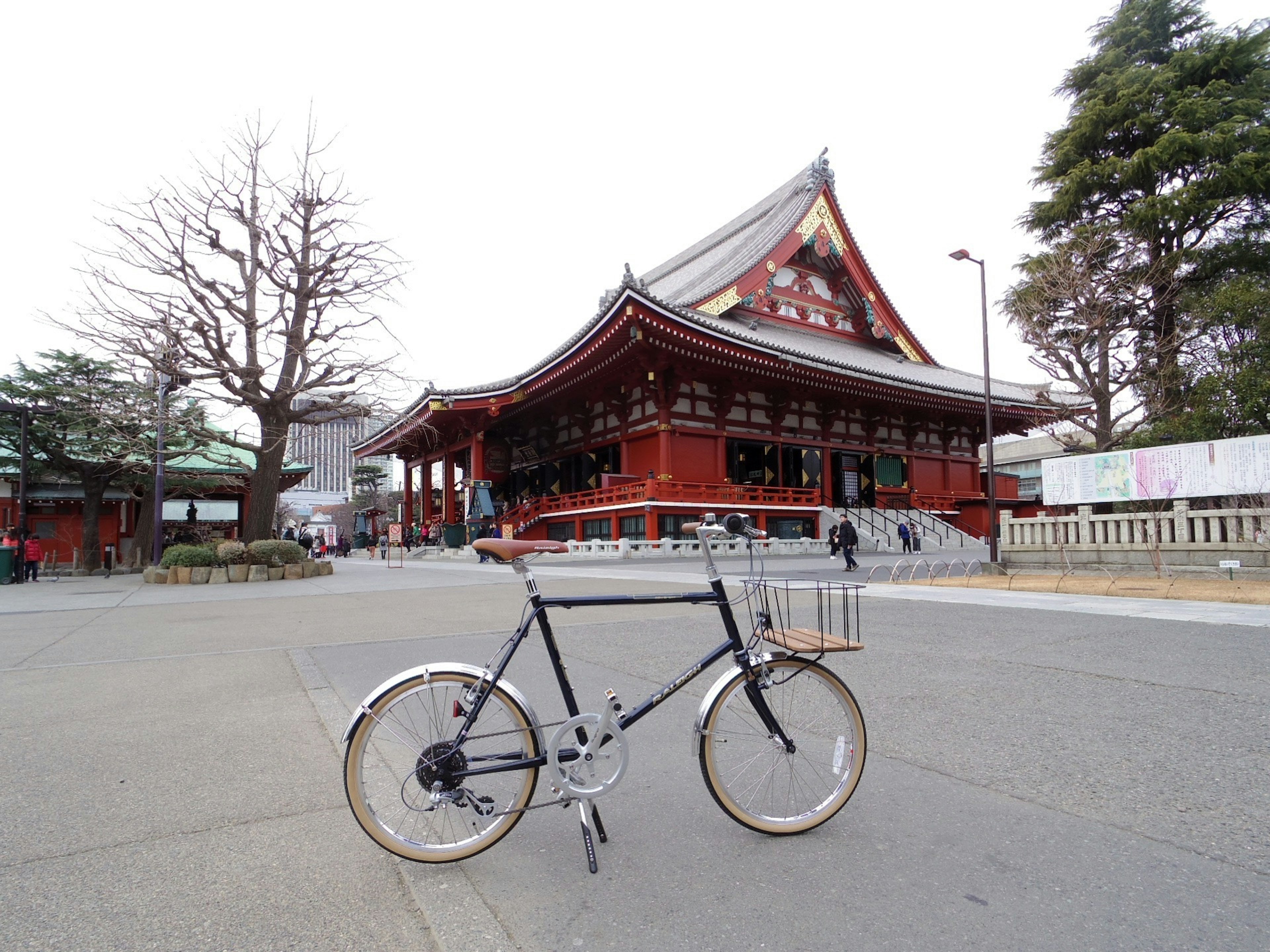 赤い伝統的な建物の前に置かれた自転車