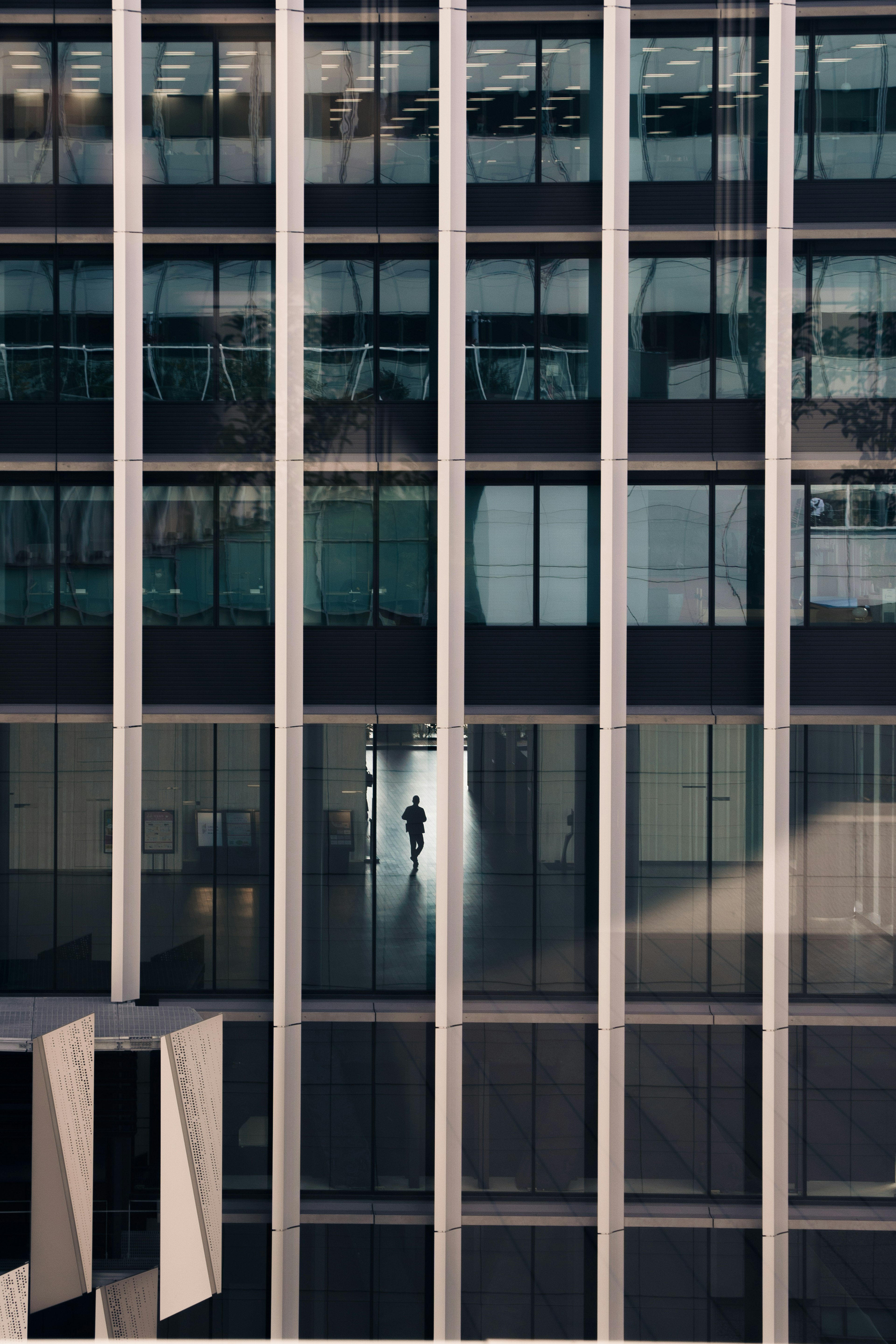 Façade de gratte-ciel moderne avec fenêtres réfléchissantes