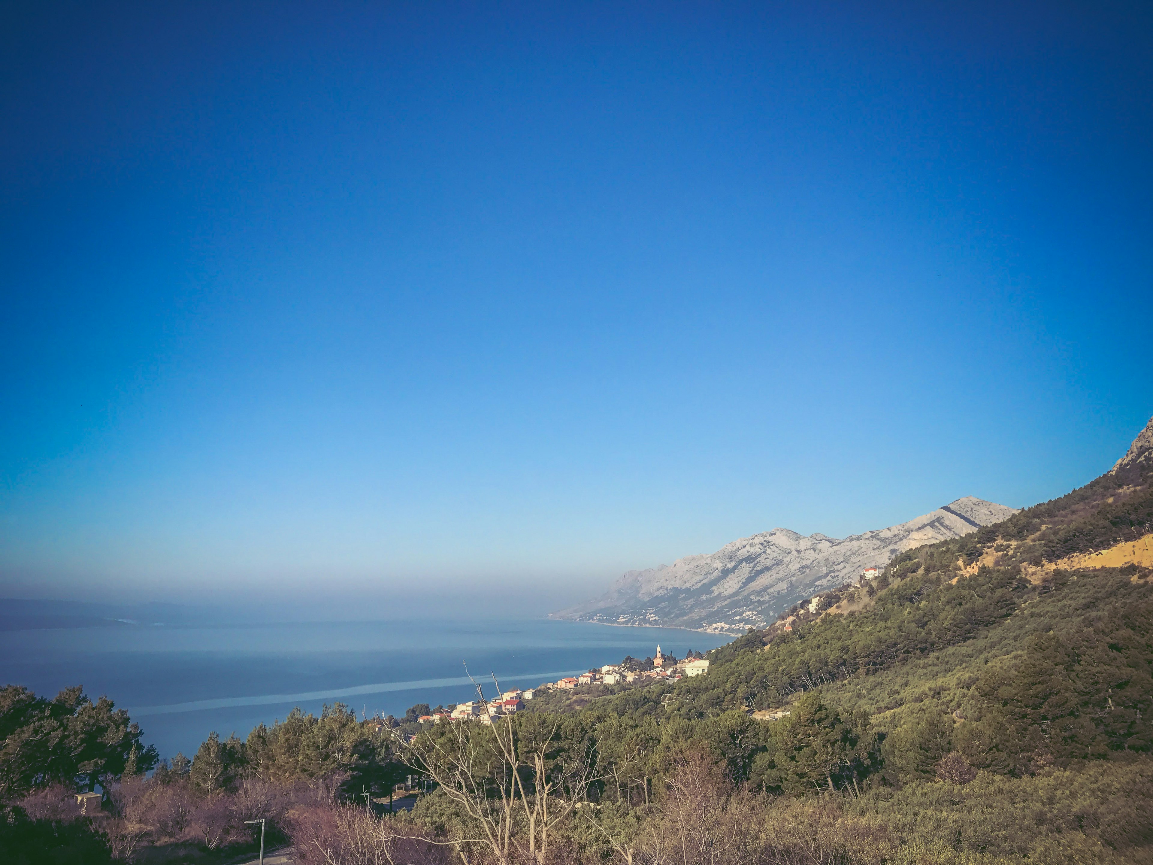 Paysage de montagne avec ciel bleu et mer