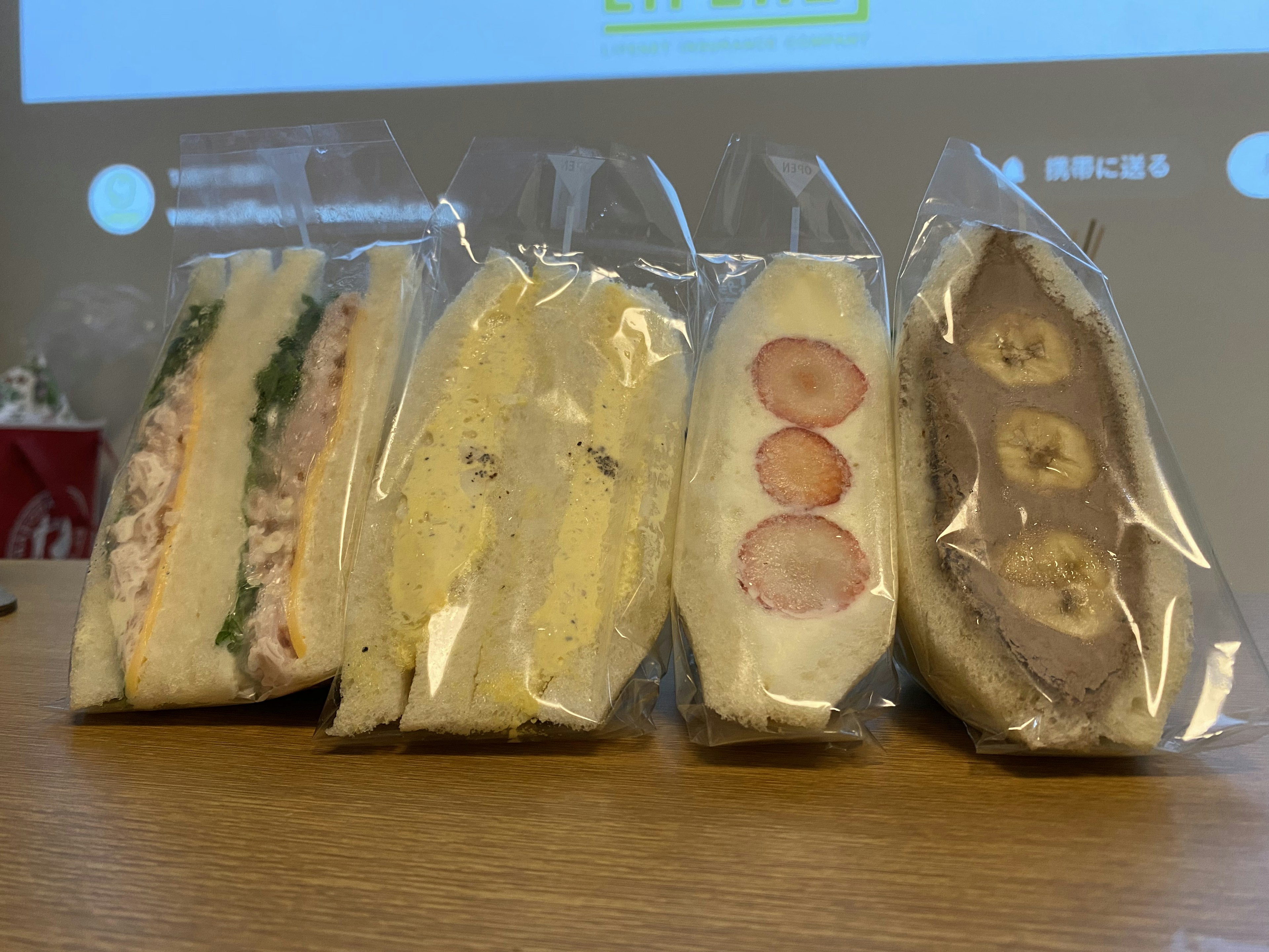 Verschiedene Sandwiches in transparenter Verpackung aufgereiht