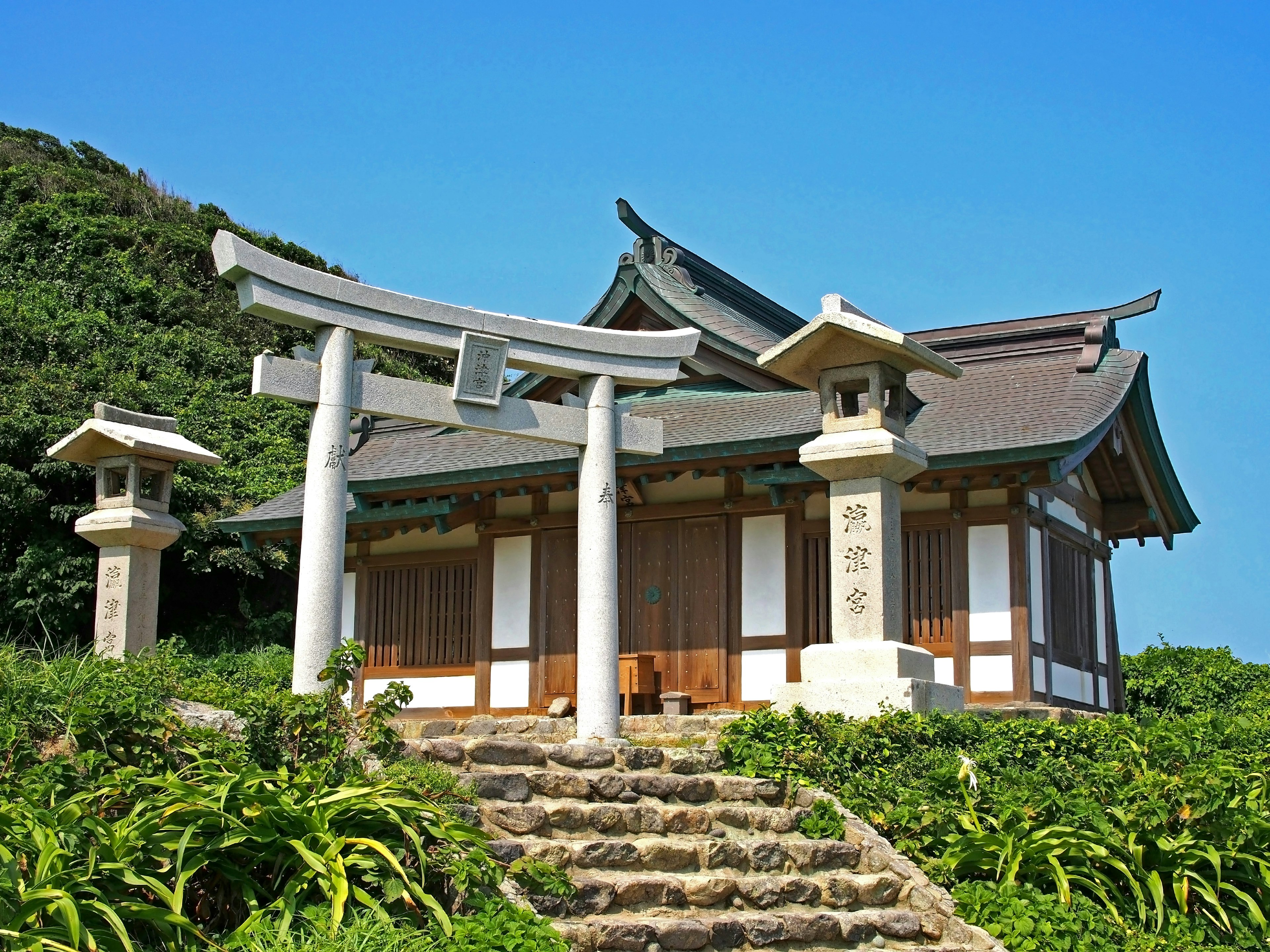 藍天之下美麗的神社建築和石階