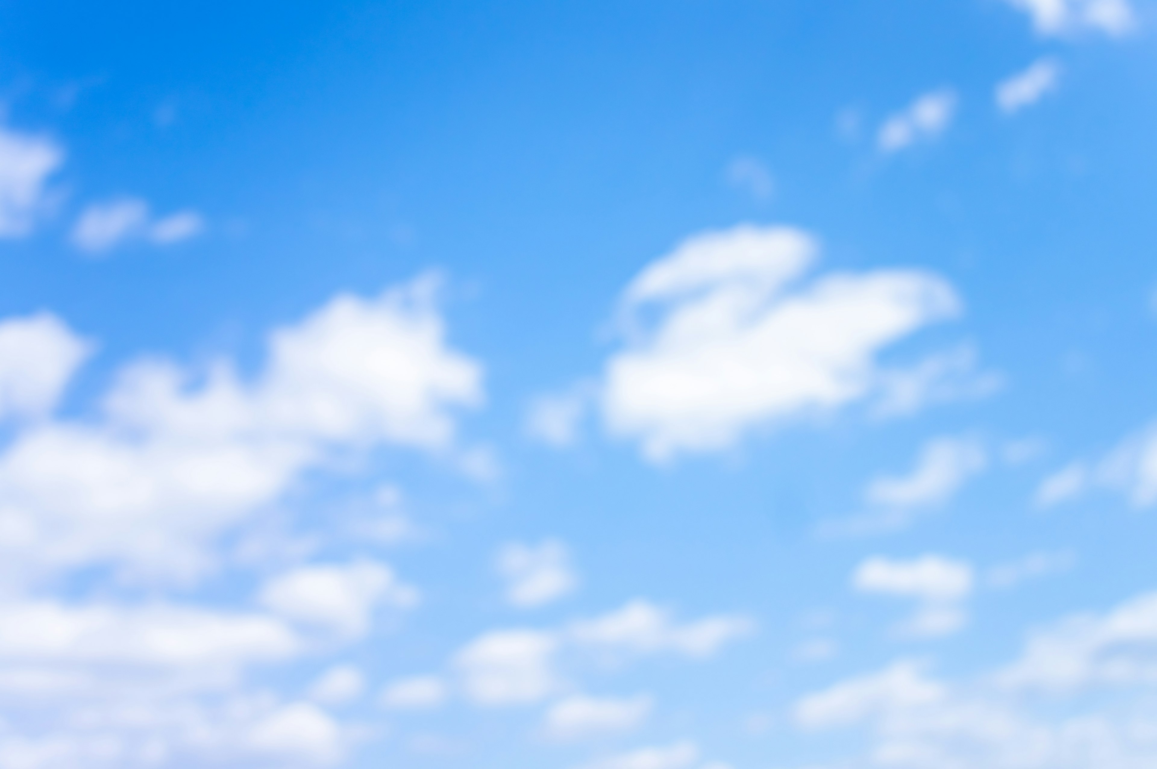 Un paesaggio di nuvole bianche che fluttuano in un cielo blu