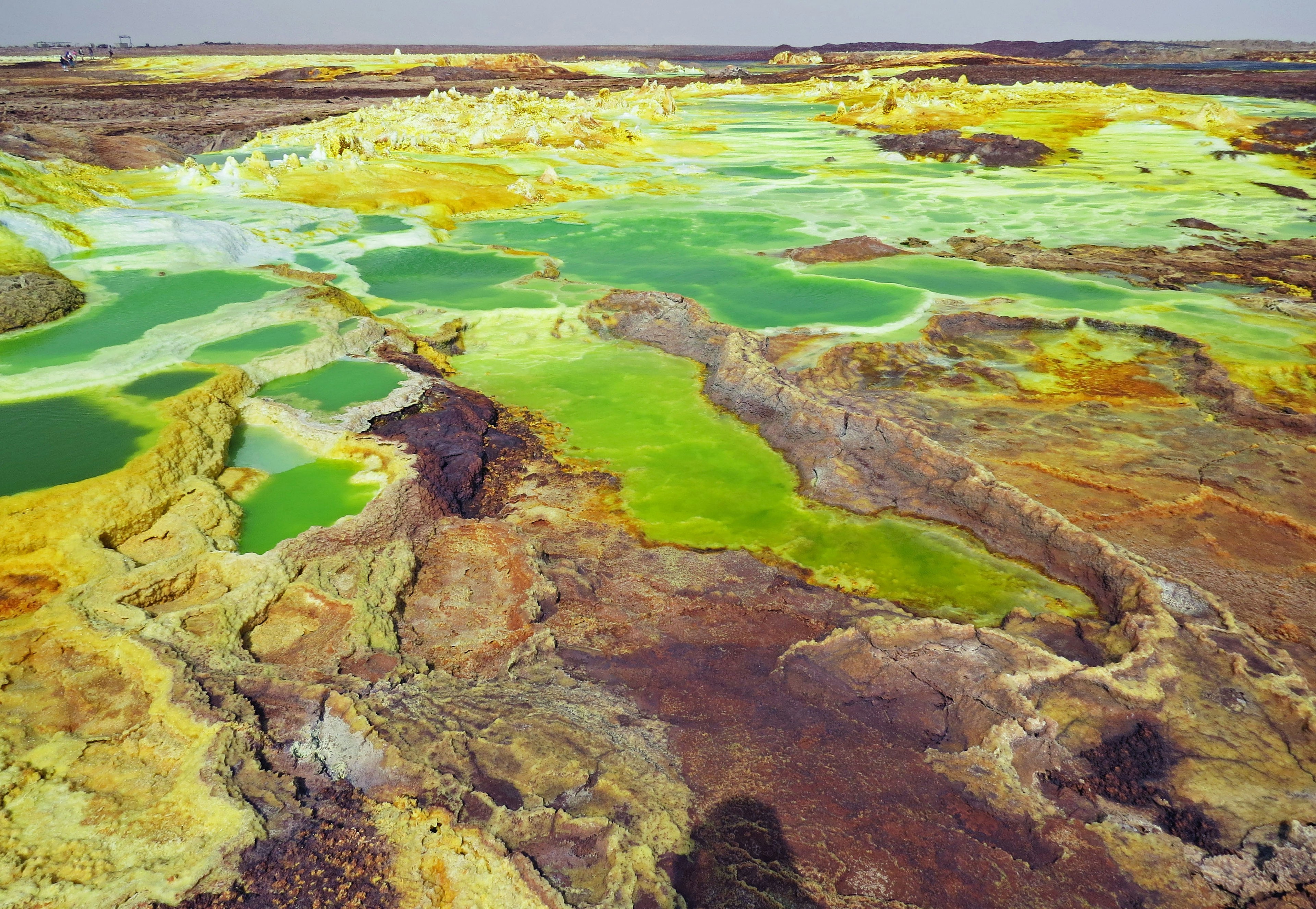 Formaciones minerales coloridas y estanques verdes en la depresión de Danakil, Etiopía