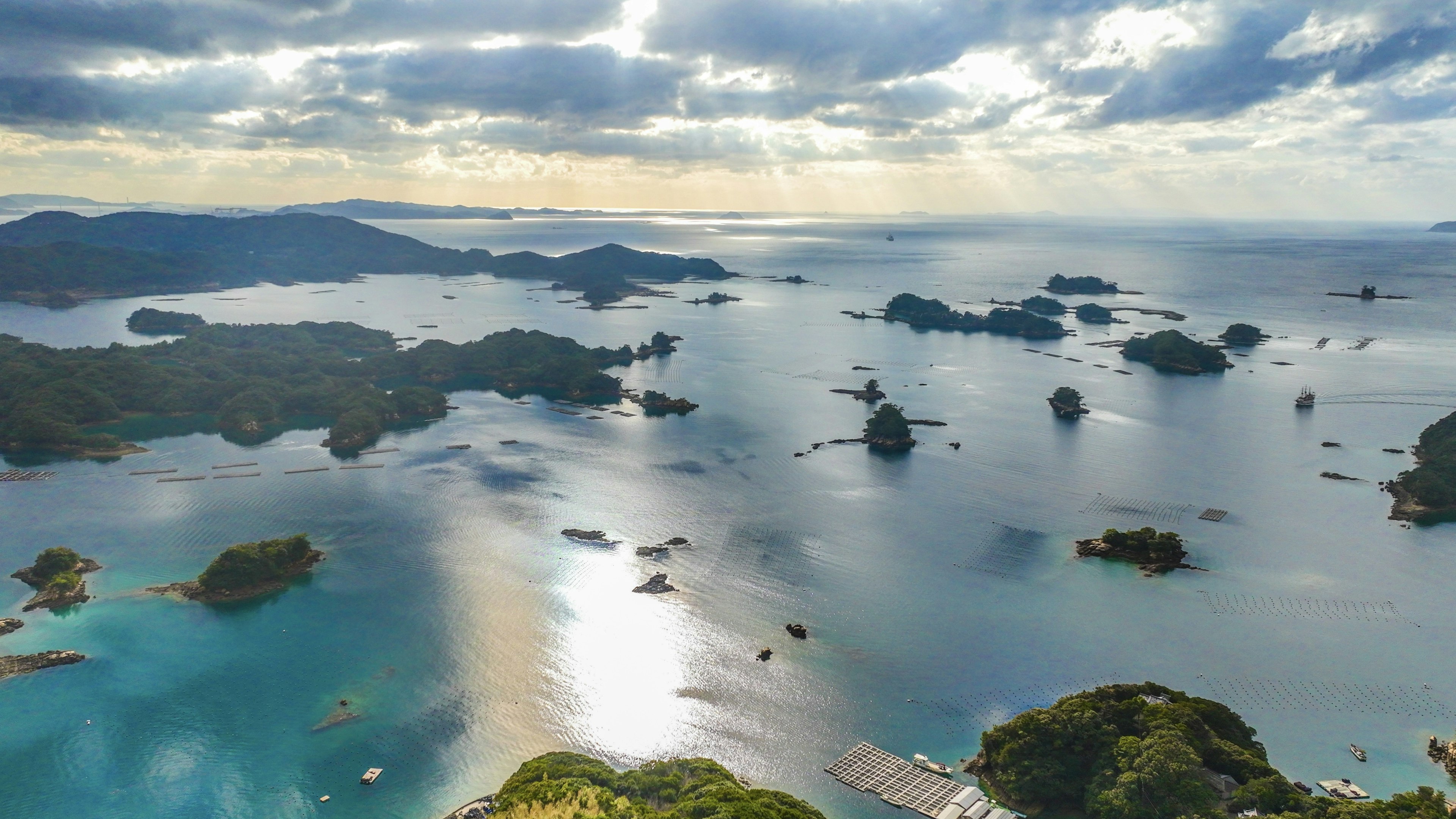 Pemandangan udara dari lanskap pesisir yang indah dengan pulau-pulau kecil dan air yang berkilau