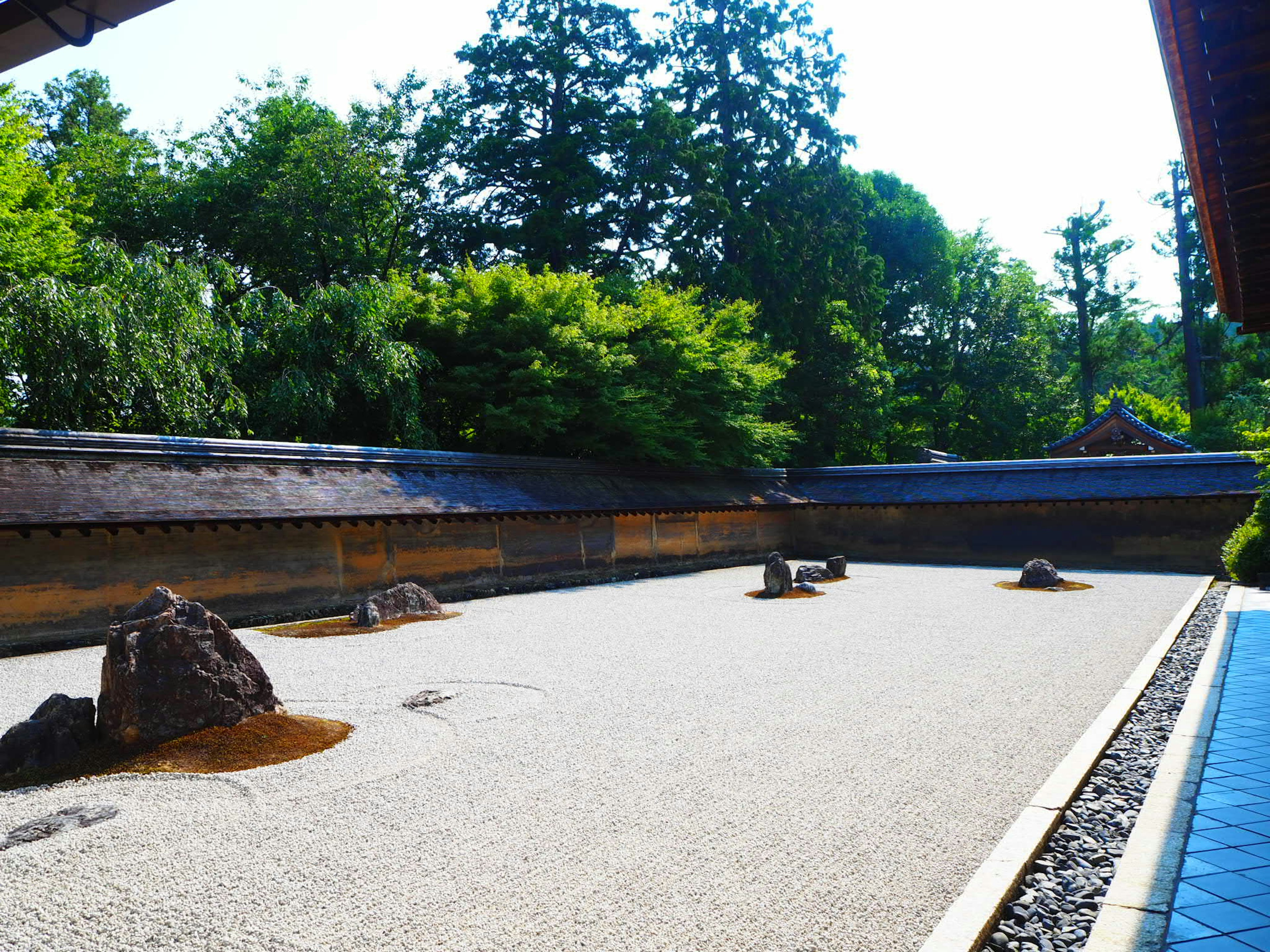 静かな庭園にある砂利の景観と石の配置