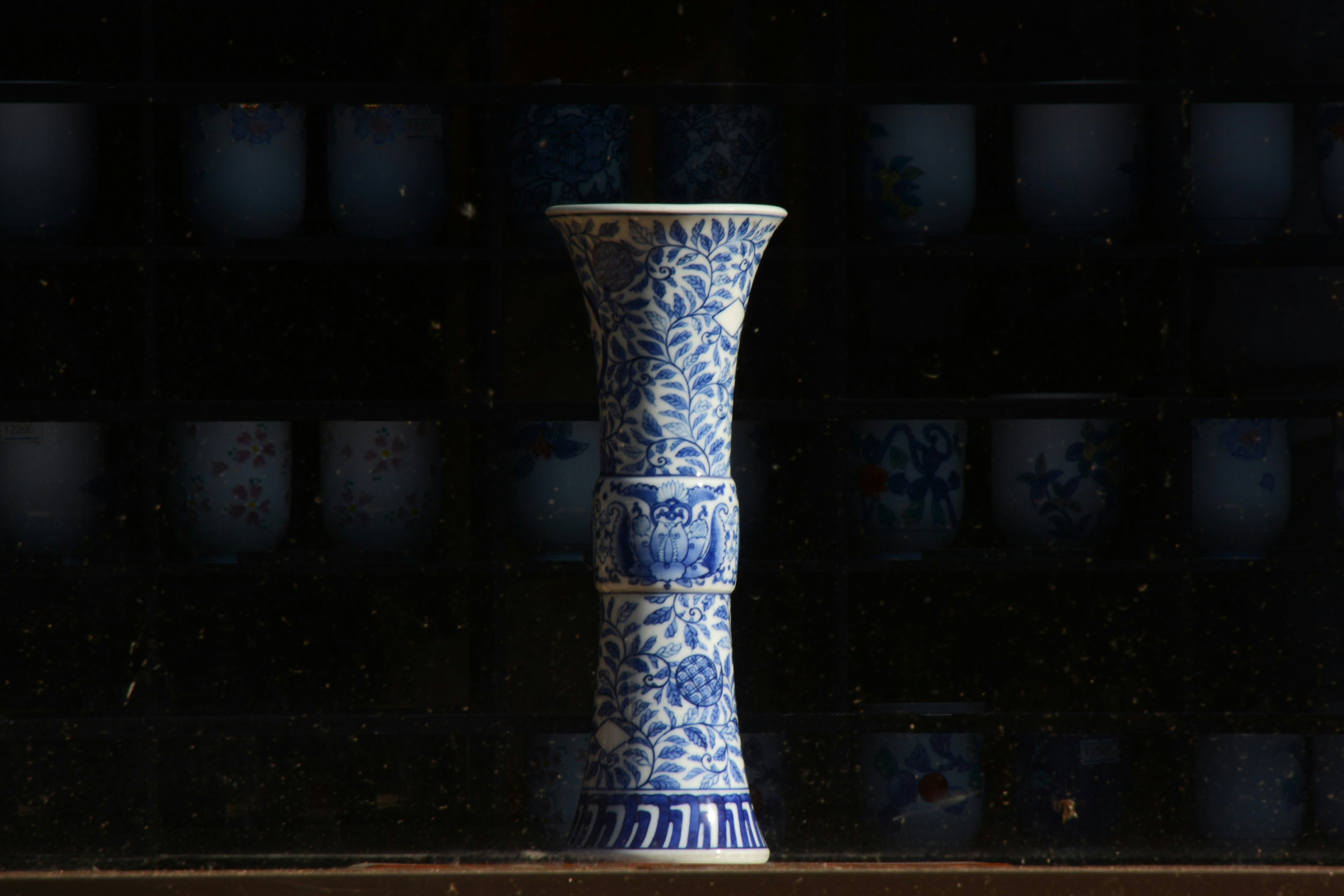 Un vaso in ceramica con motivo blu al centro