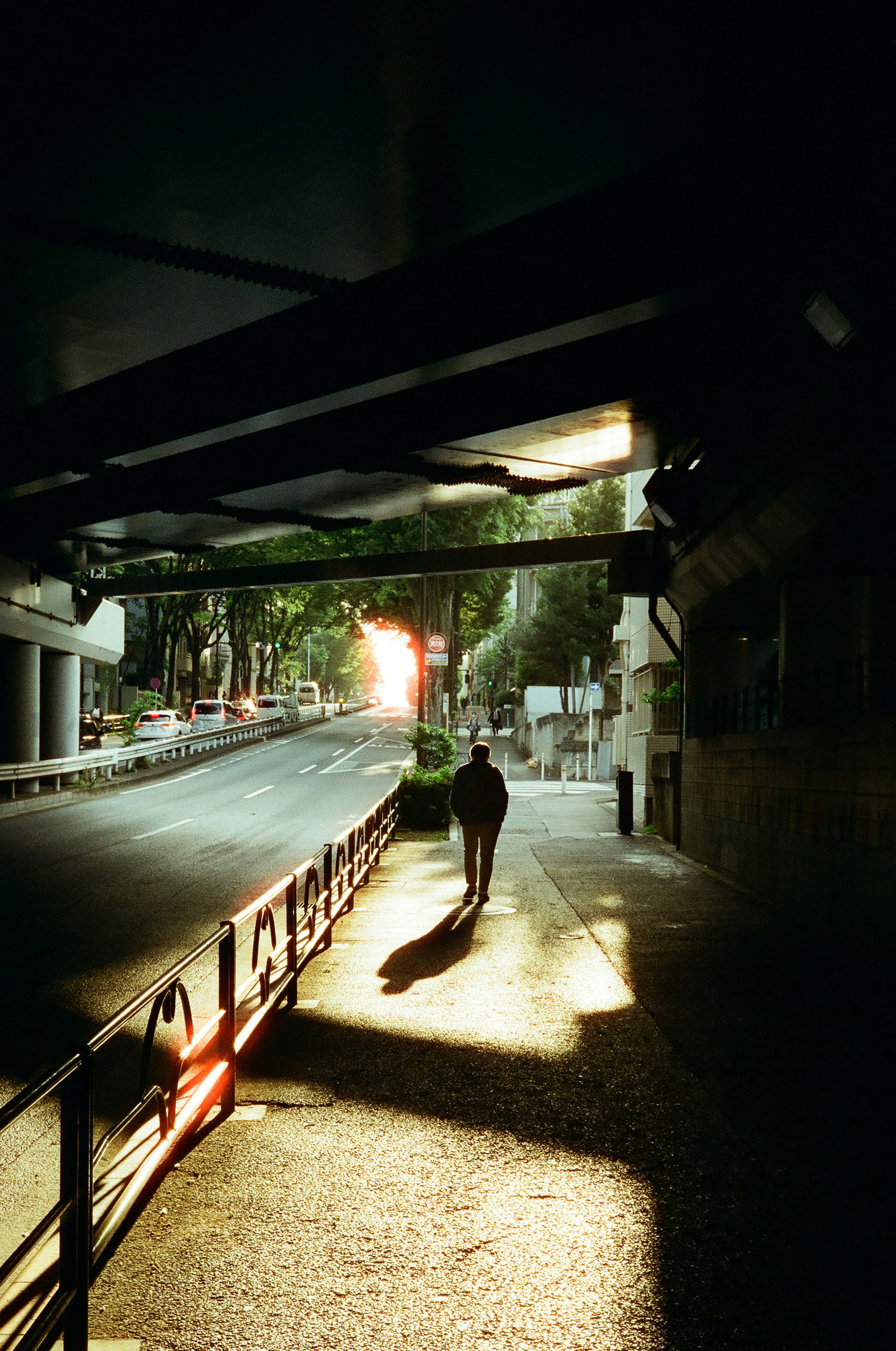 Una figura che esce da un tunnel scuro con luce contrastante