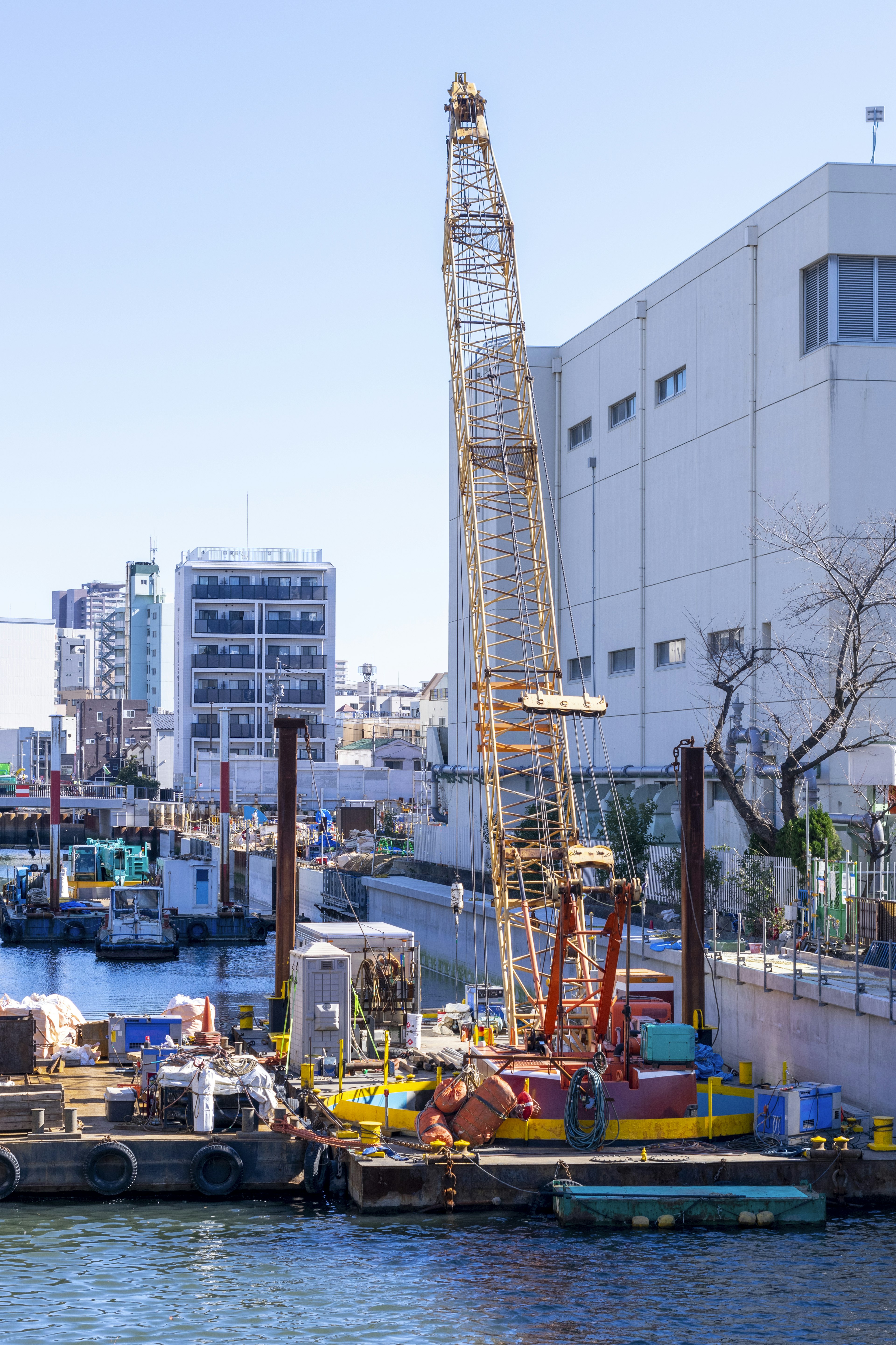 Grúa en el puerto con edificios circundantes