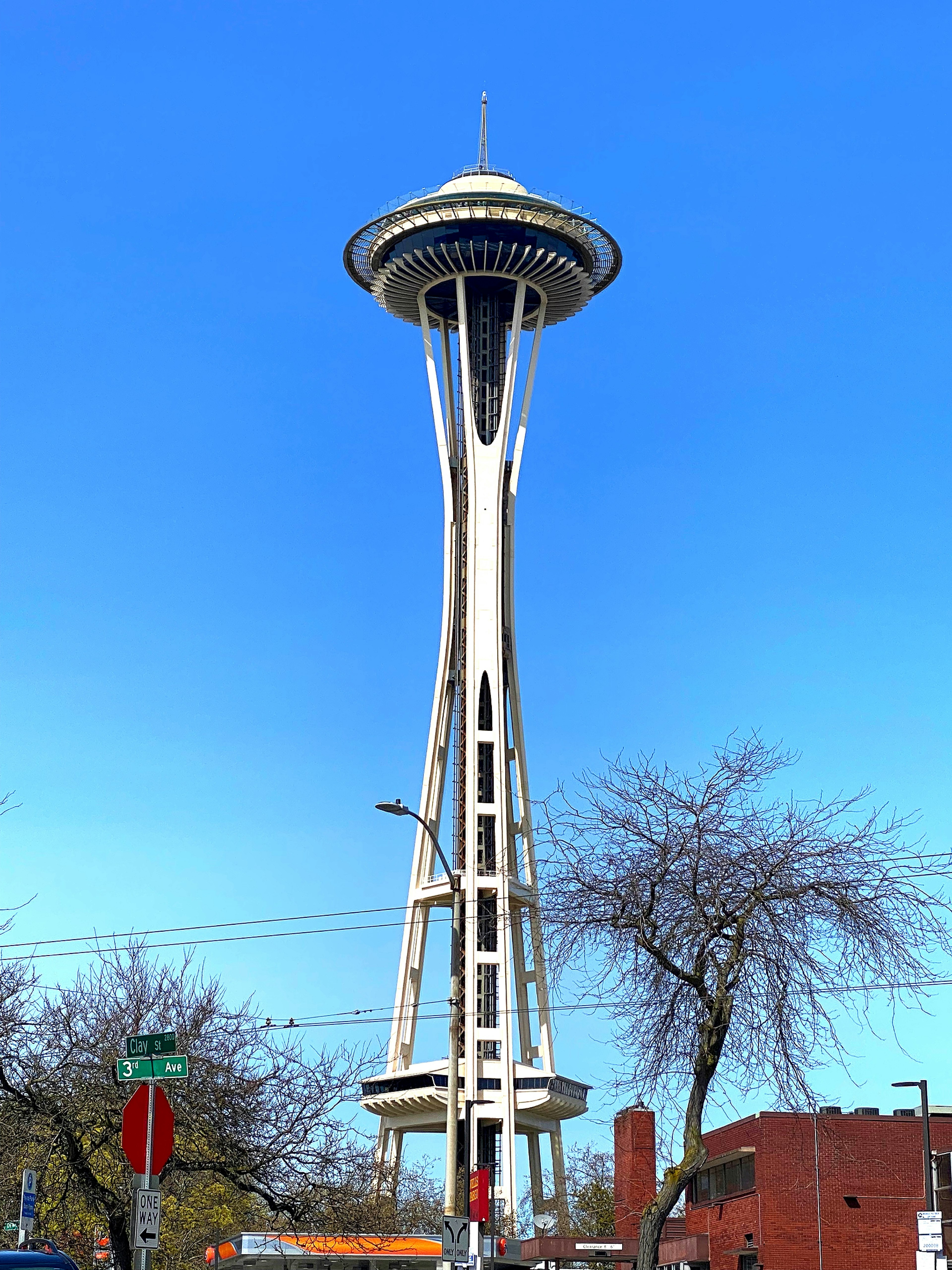 Die Space Needle in Seattle steht unter einem klaren blauen Himmel