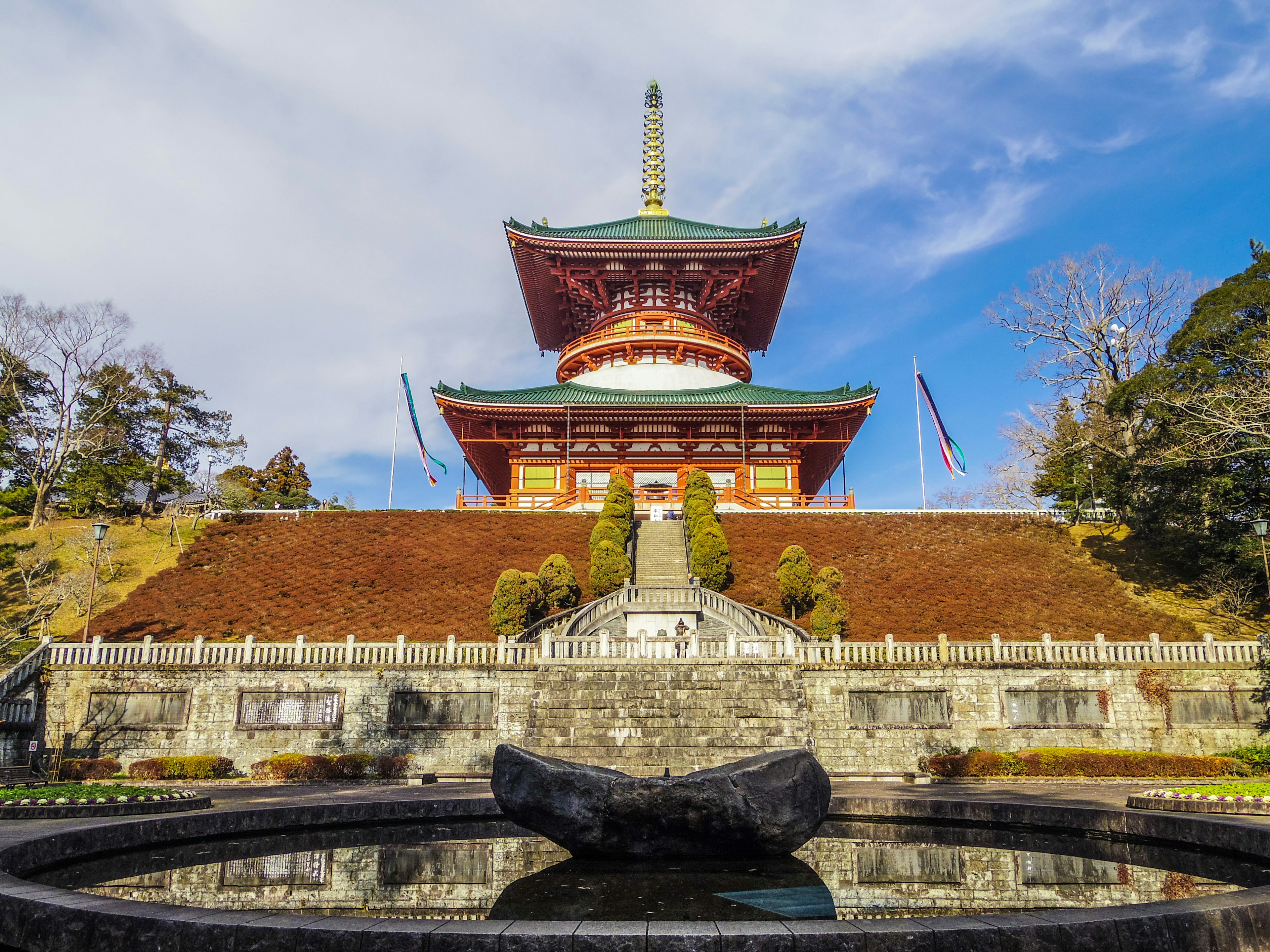 Hermoso edificio de templo japonés con vista al estanque