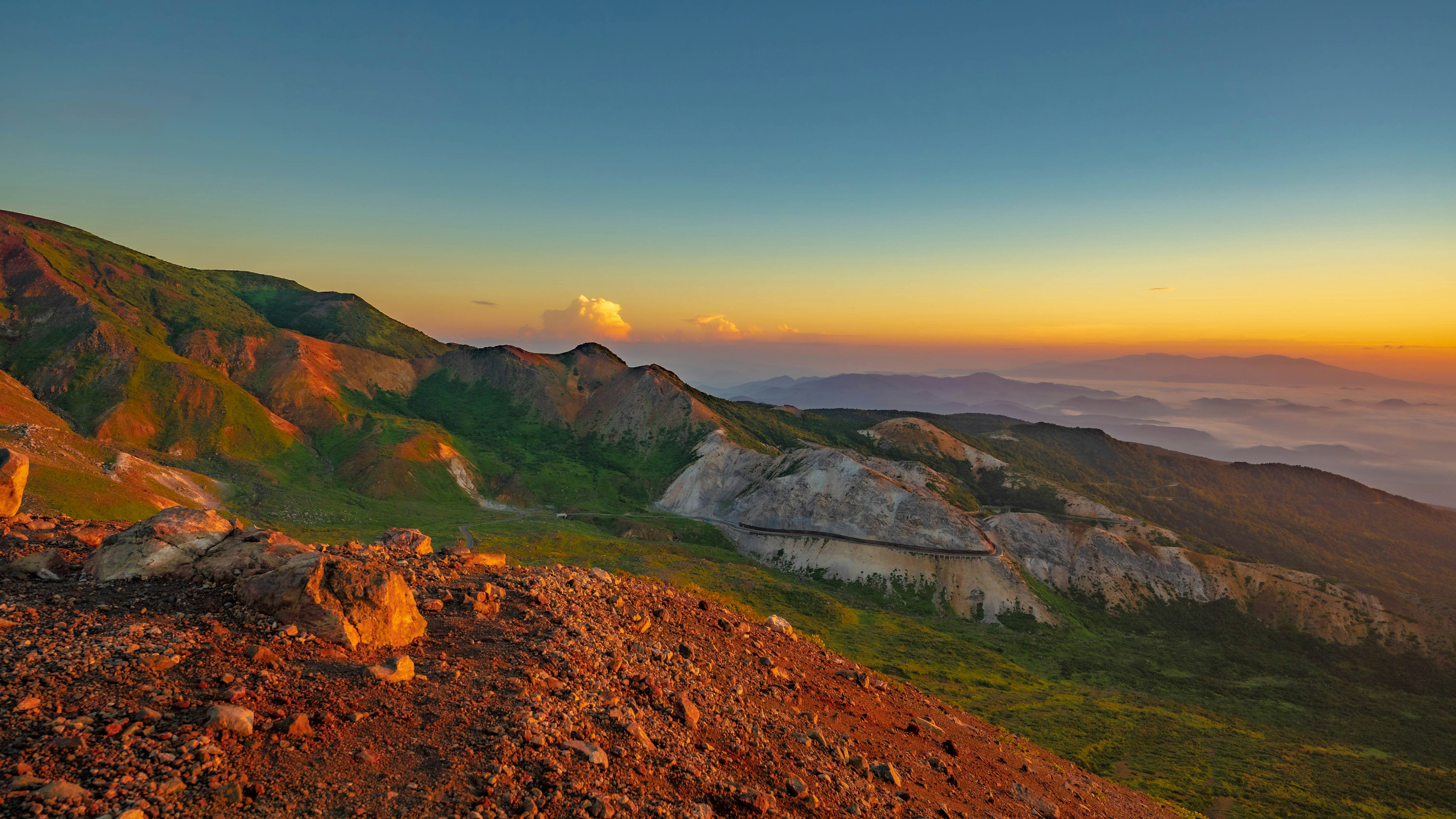 美しい夕日が映える山々の風景