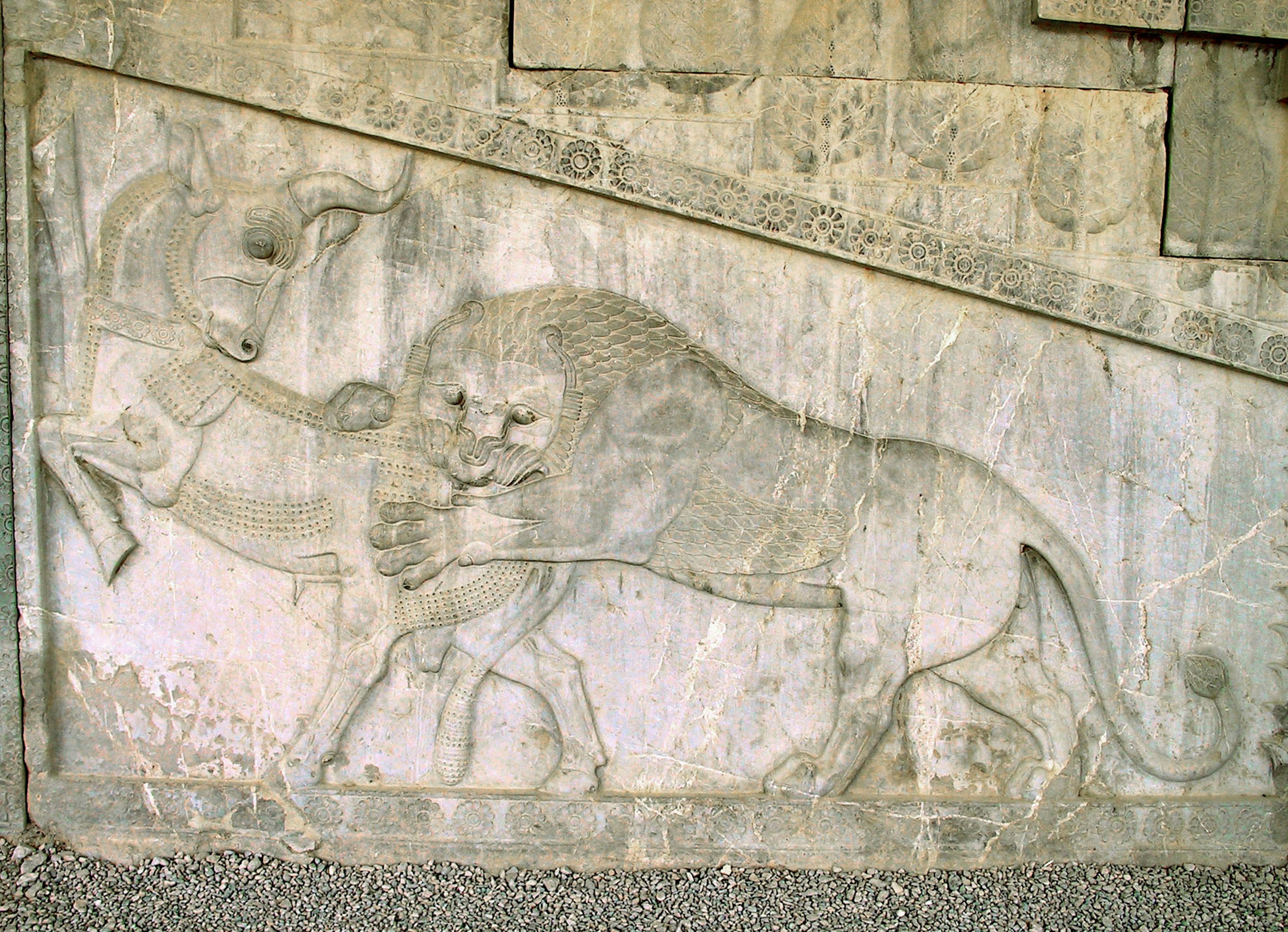 Antiguo relieve de piedra que representa un león y un caballo