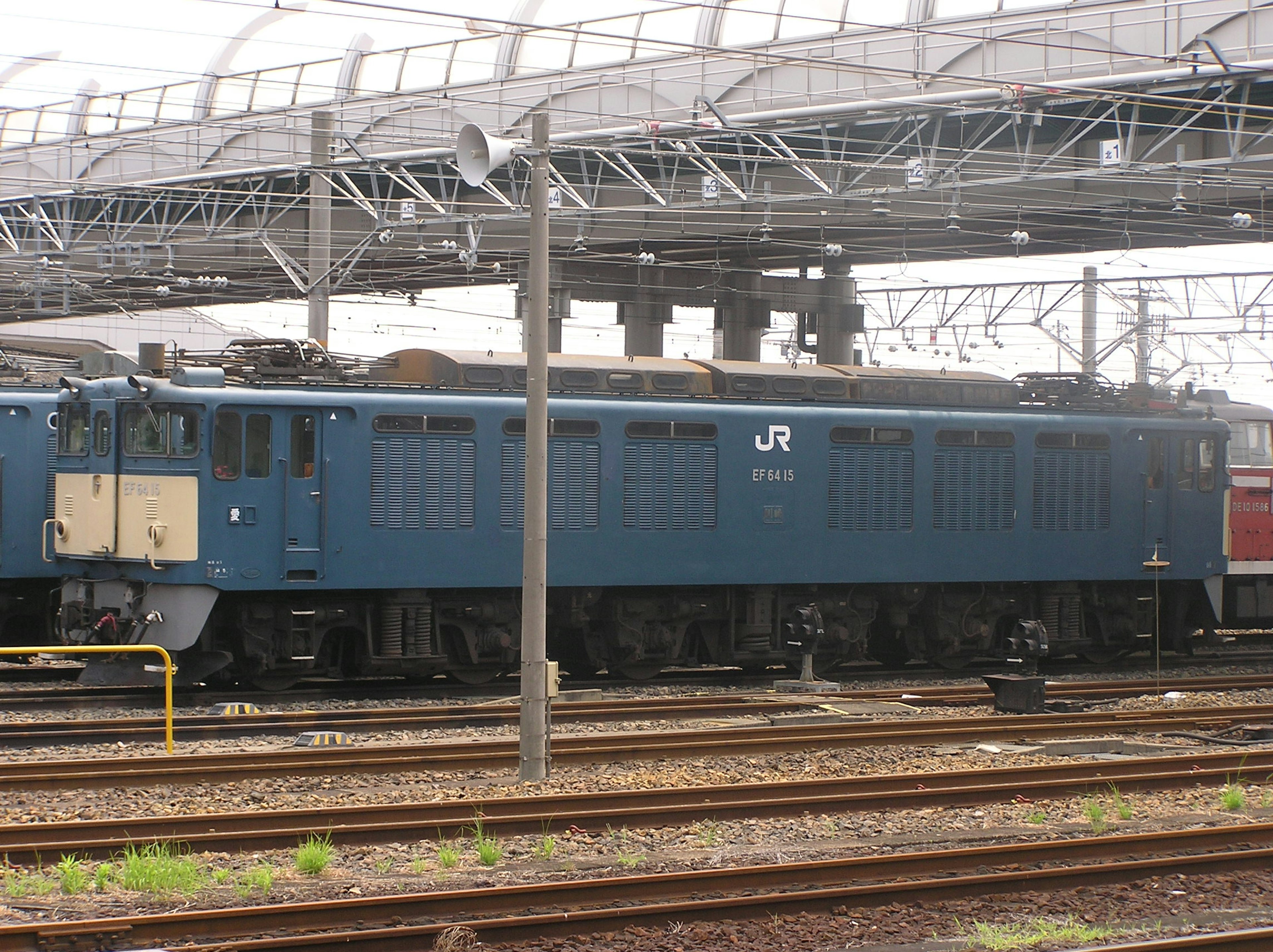 Locomotiva JR blu parcheggiata su binari