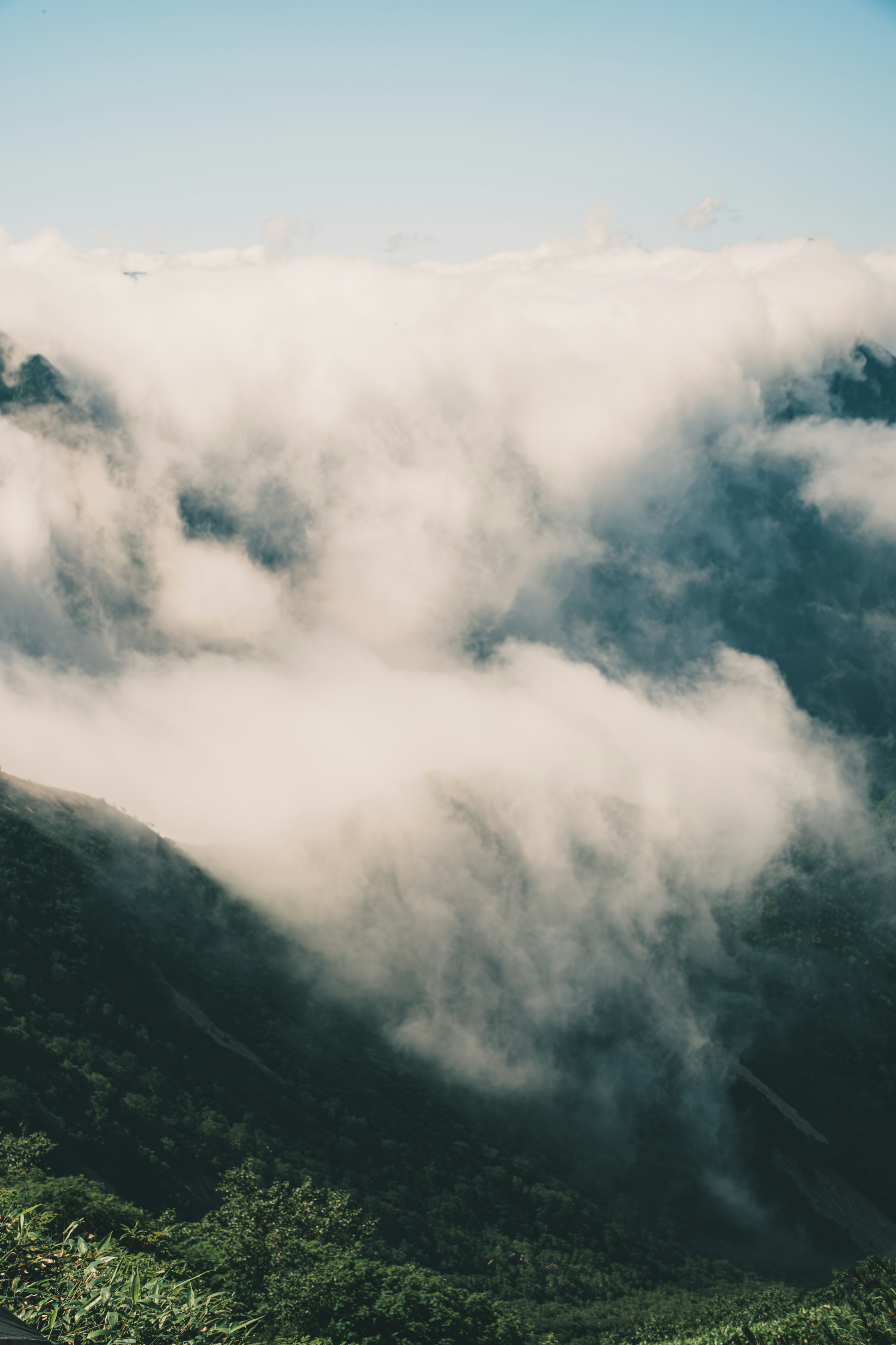 Vue aérienne de montagnes couvertes de nuages