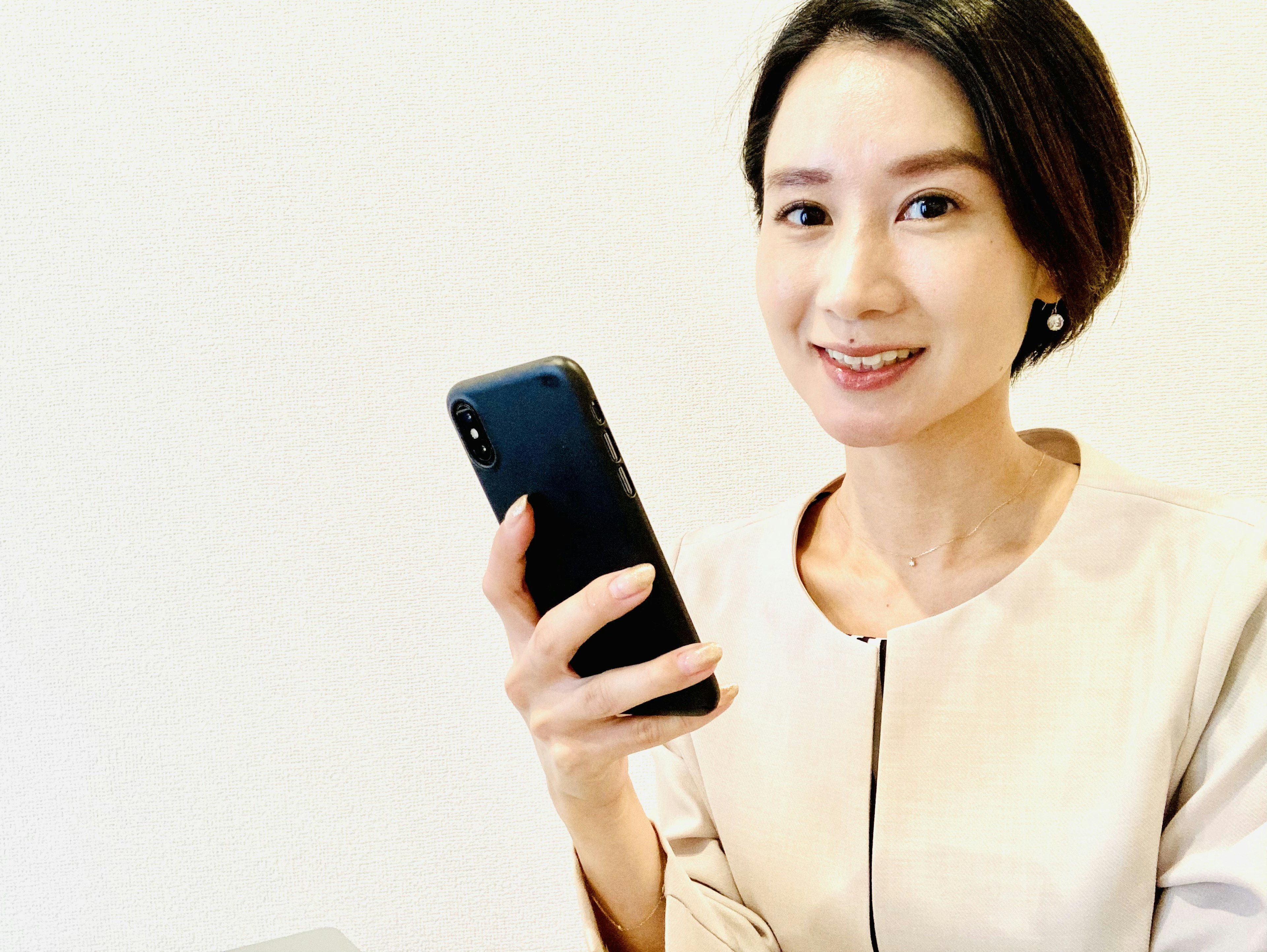 Femme souriante tenant un smartphone