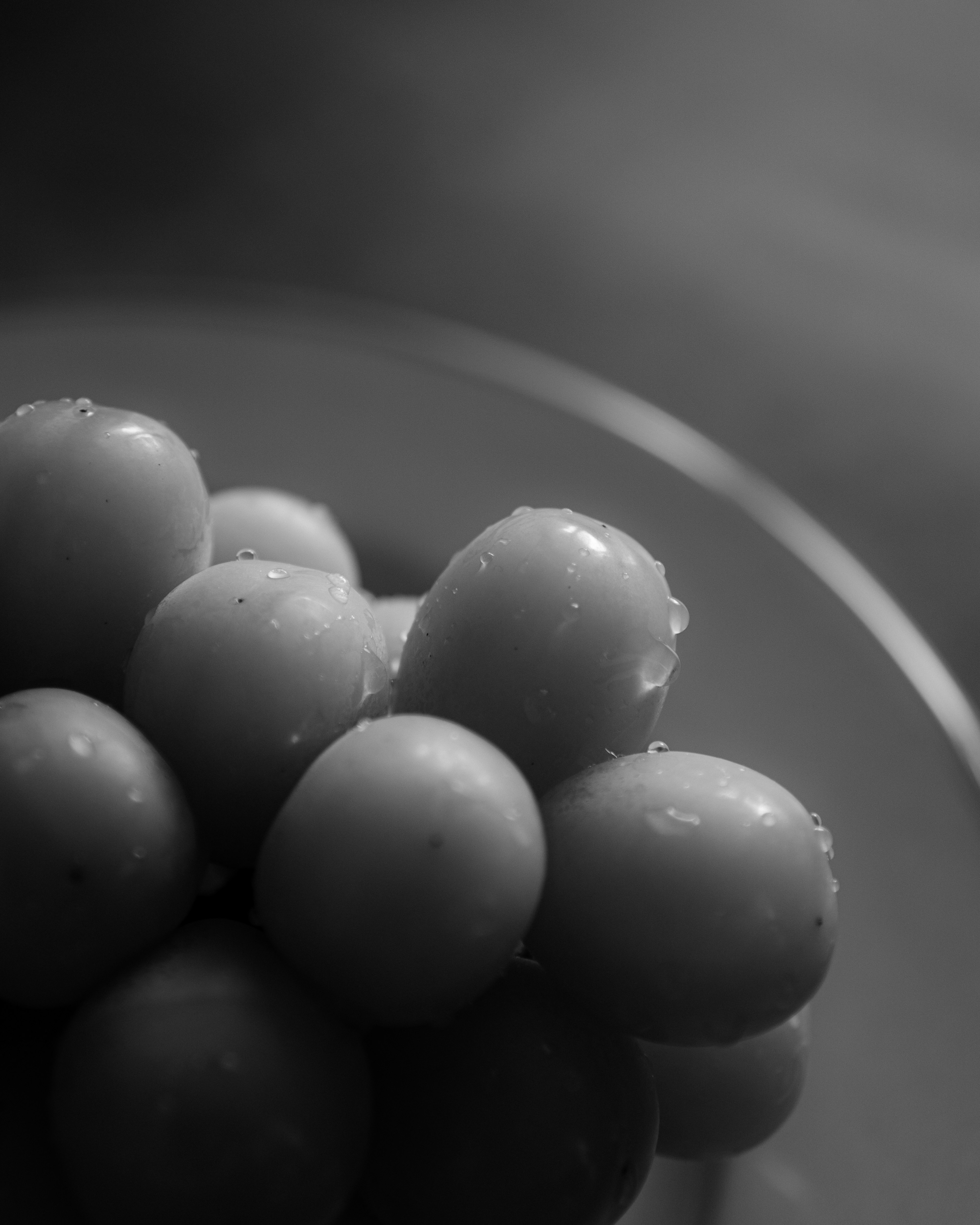 Grupo brillante de frutas en un plato en blanco y negro