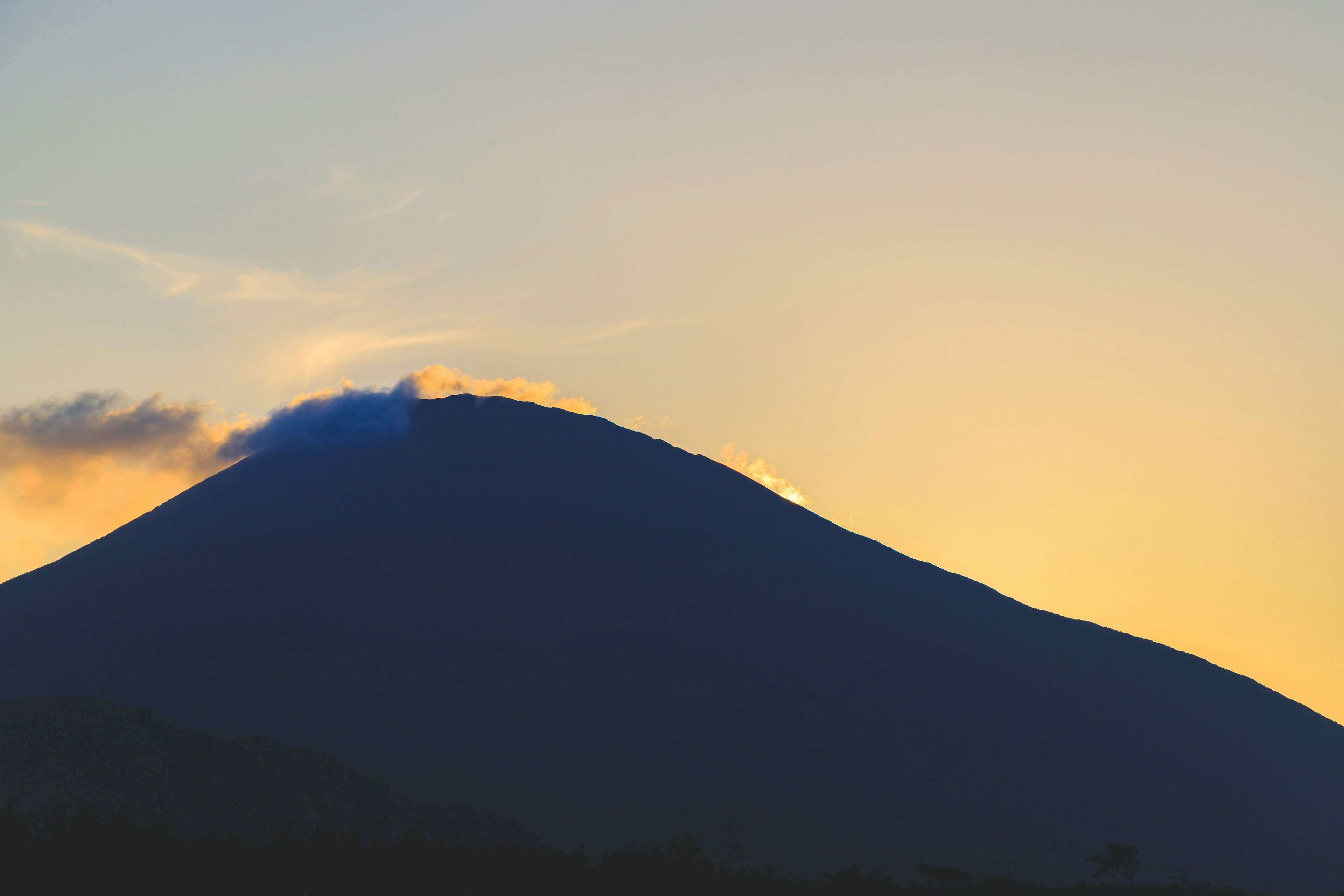 Volcán silueteado contra un cielo de atardecer